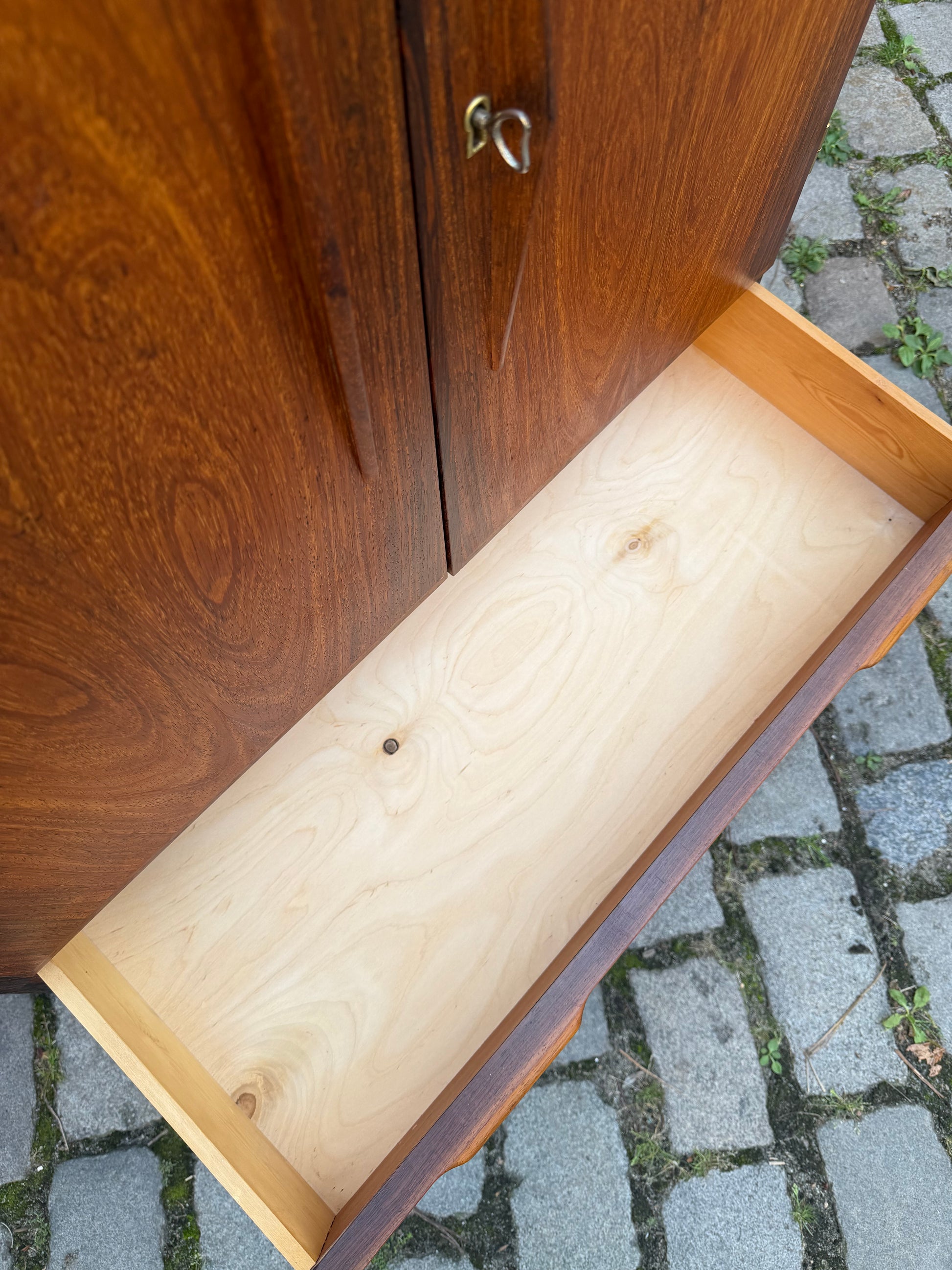Kommodenschrank mit Flügeltüren & Schloss aus Dänemark