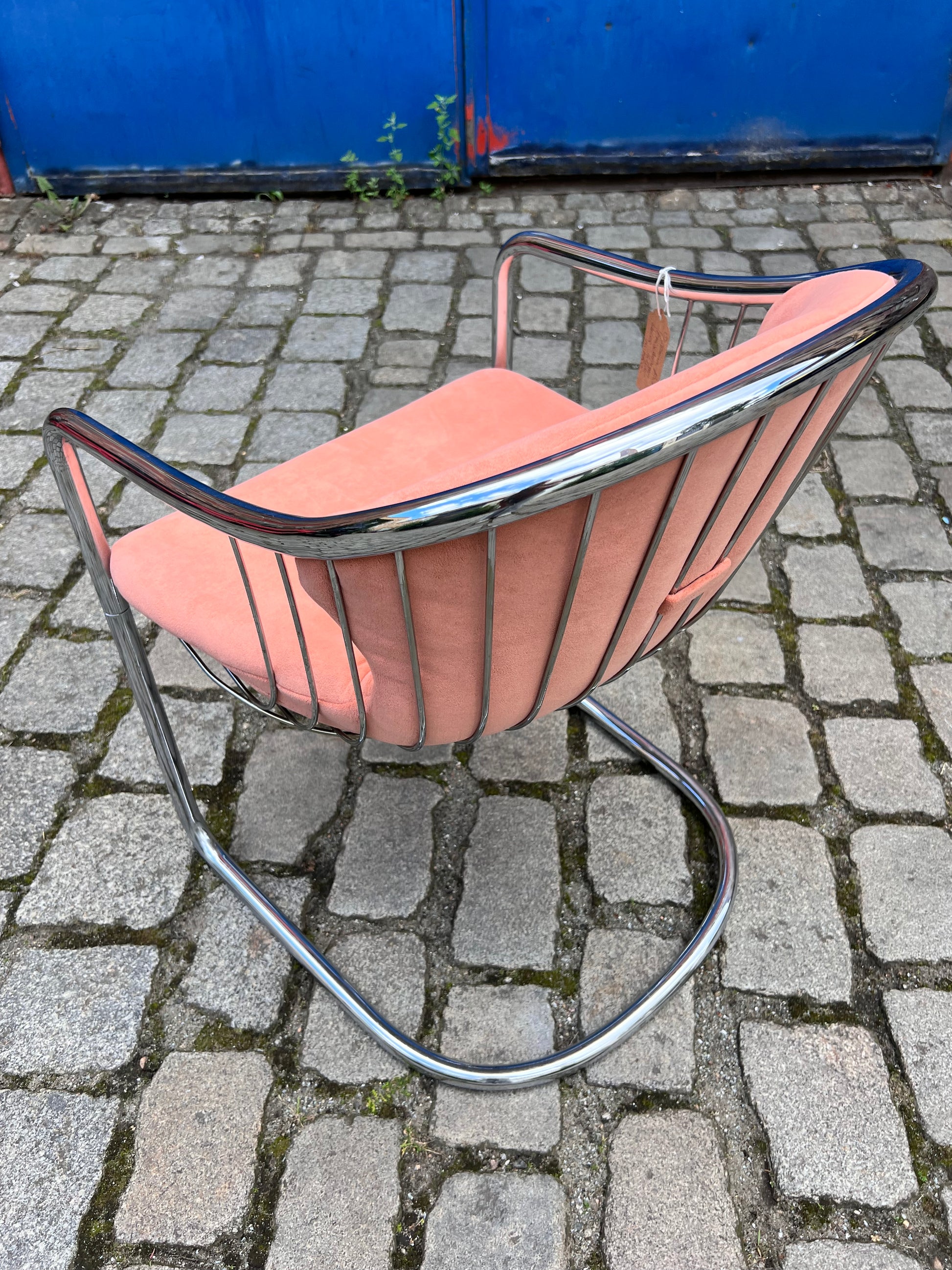 Freischwinger rosa von Gastone Rinaldi