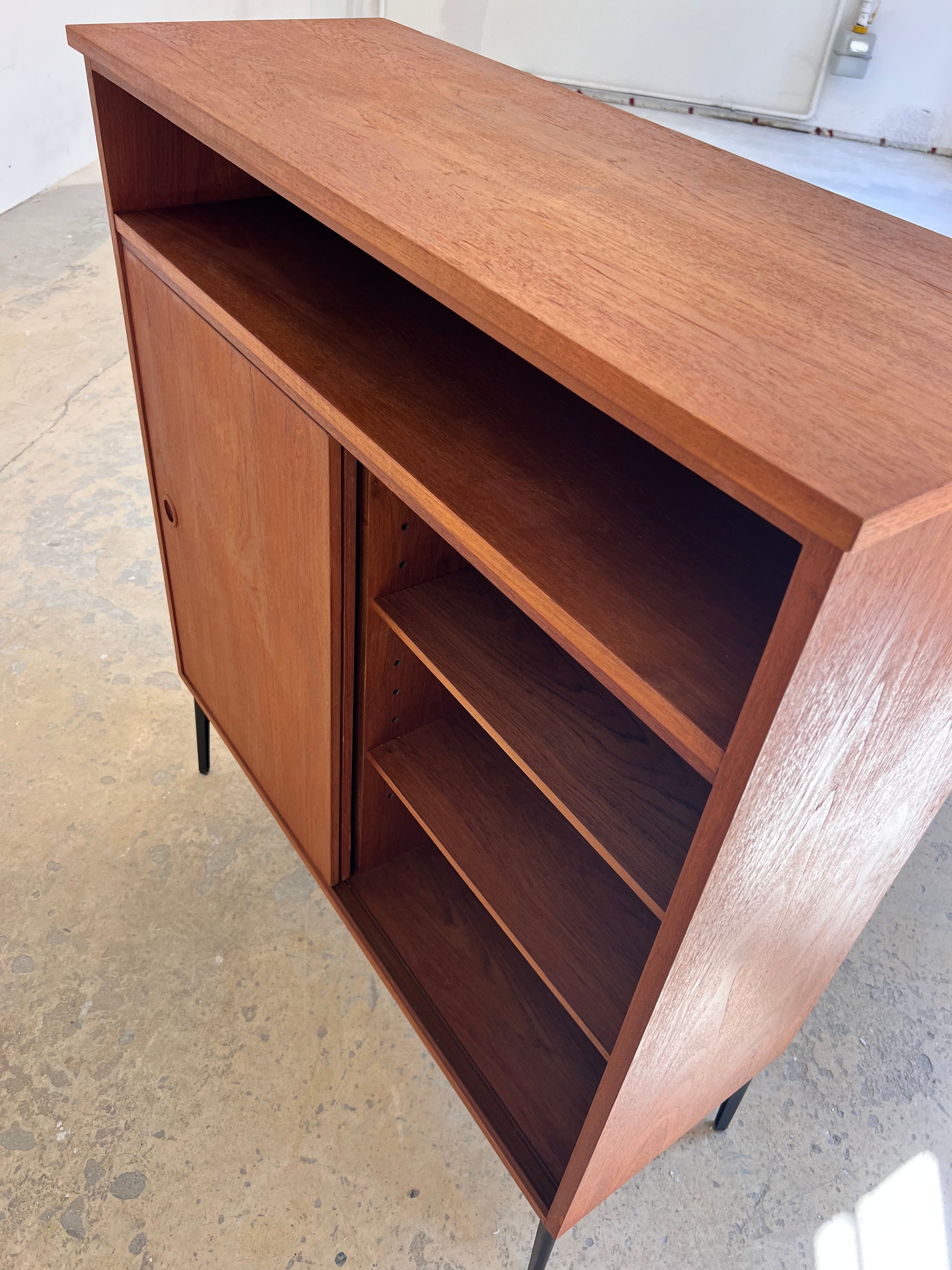 Schrank Teak mit Schiebetüren aus Dänemark