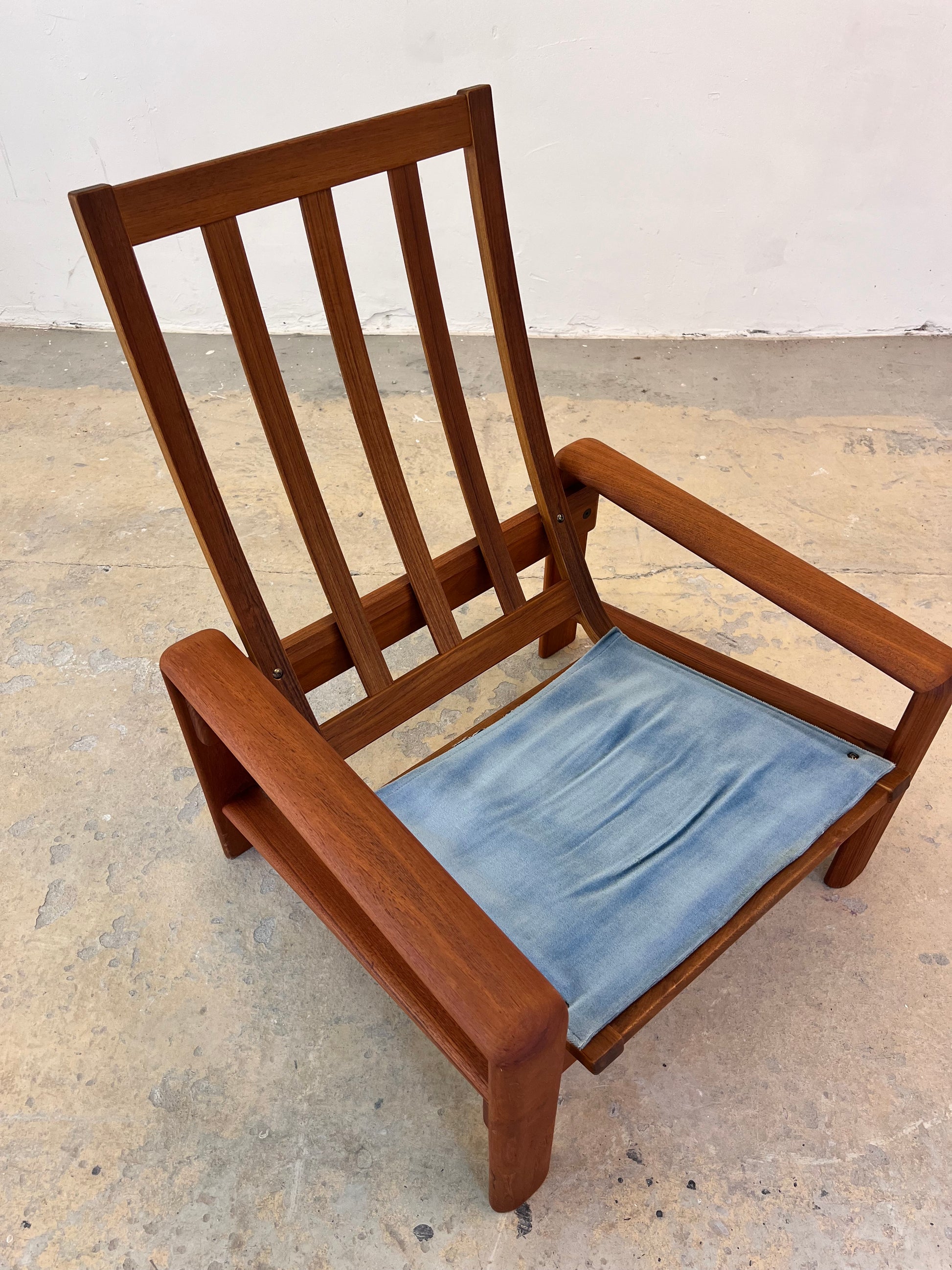Sessel blau Samt und Teak Hochlehner