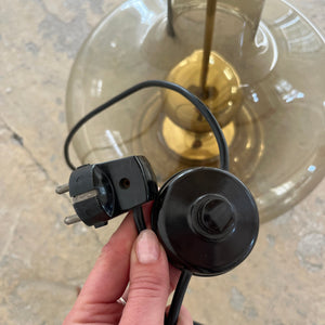 Stehlampe mit Rauchglasfuß und floralem Schirm