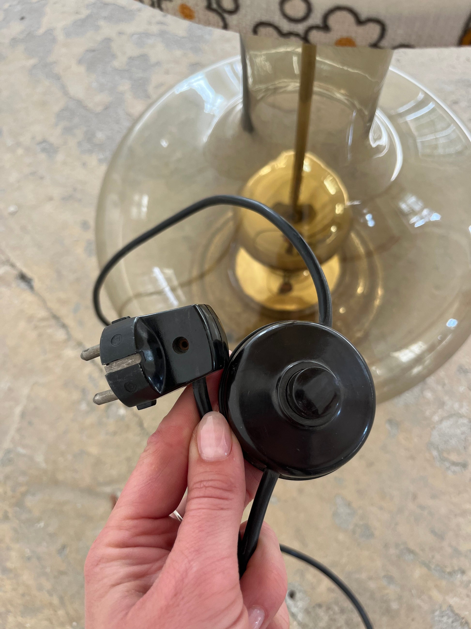 Stehlampe mit Rauchglasfuß und floralem Schirm
