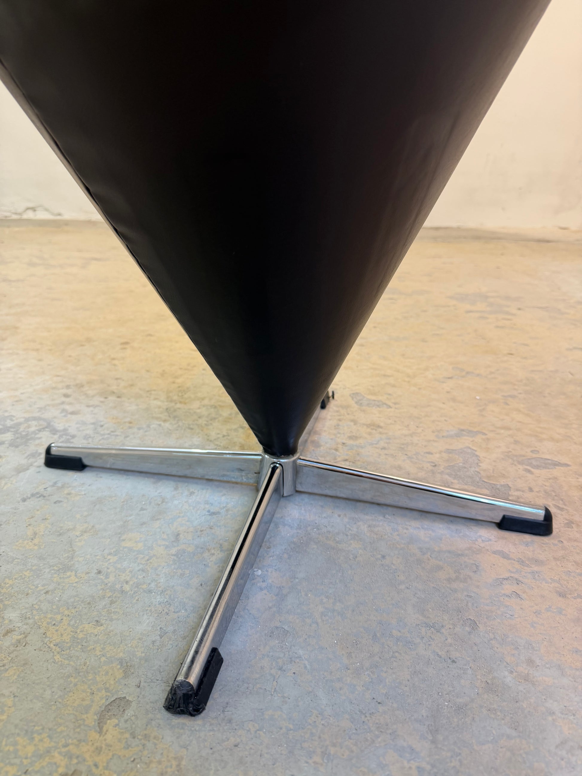 Cone Chair braunes Kunstleder von Verner Panton