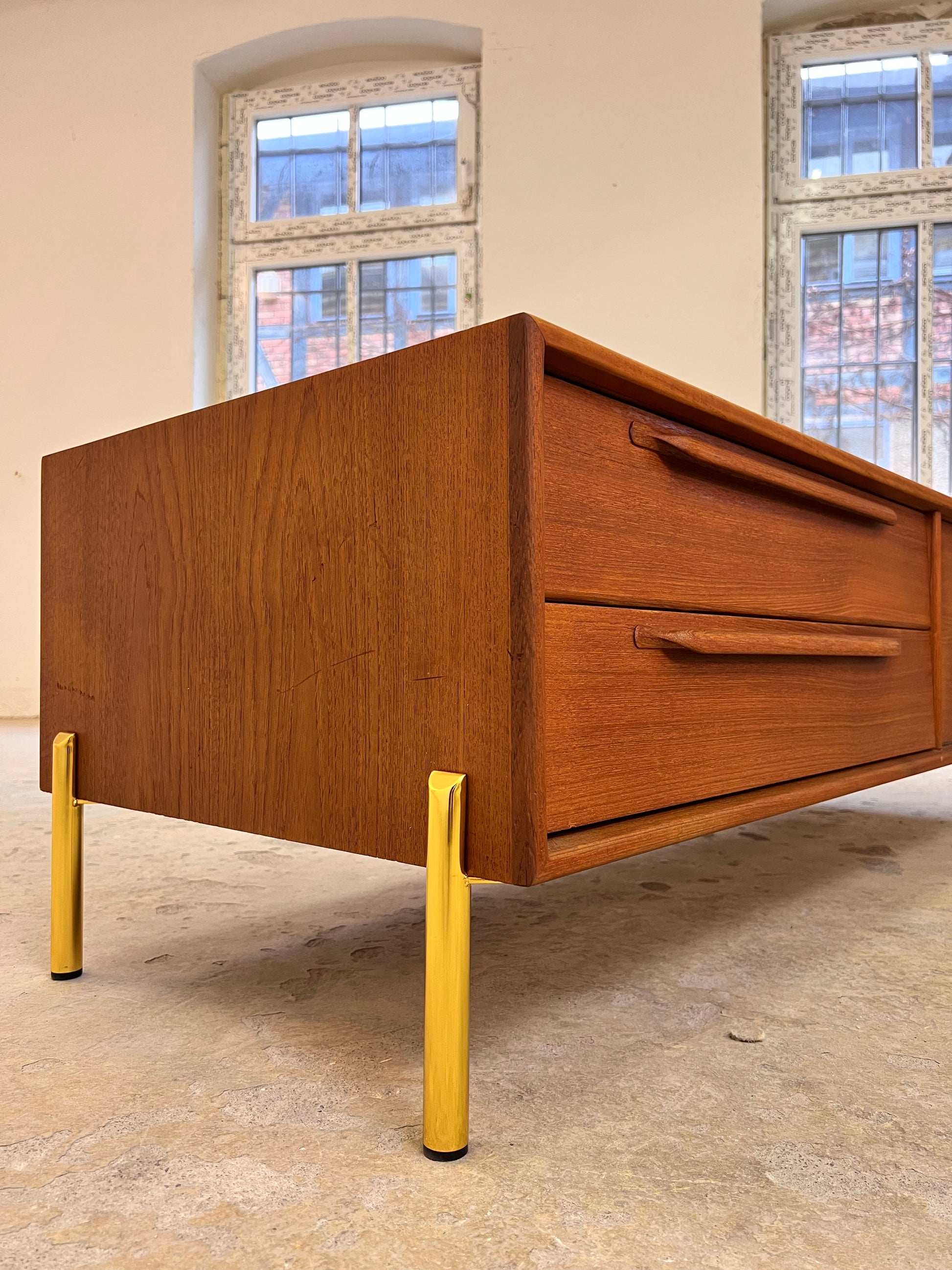 Lowboard Teak mit neuen Metallbeinen von rt Möbel