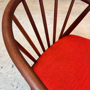Armlehnstuhl Teak mit orangem Polster von J. L. Møllers Møbelfabrik
