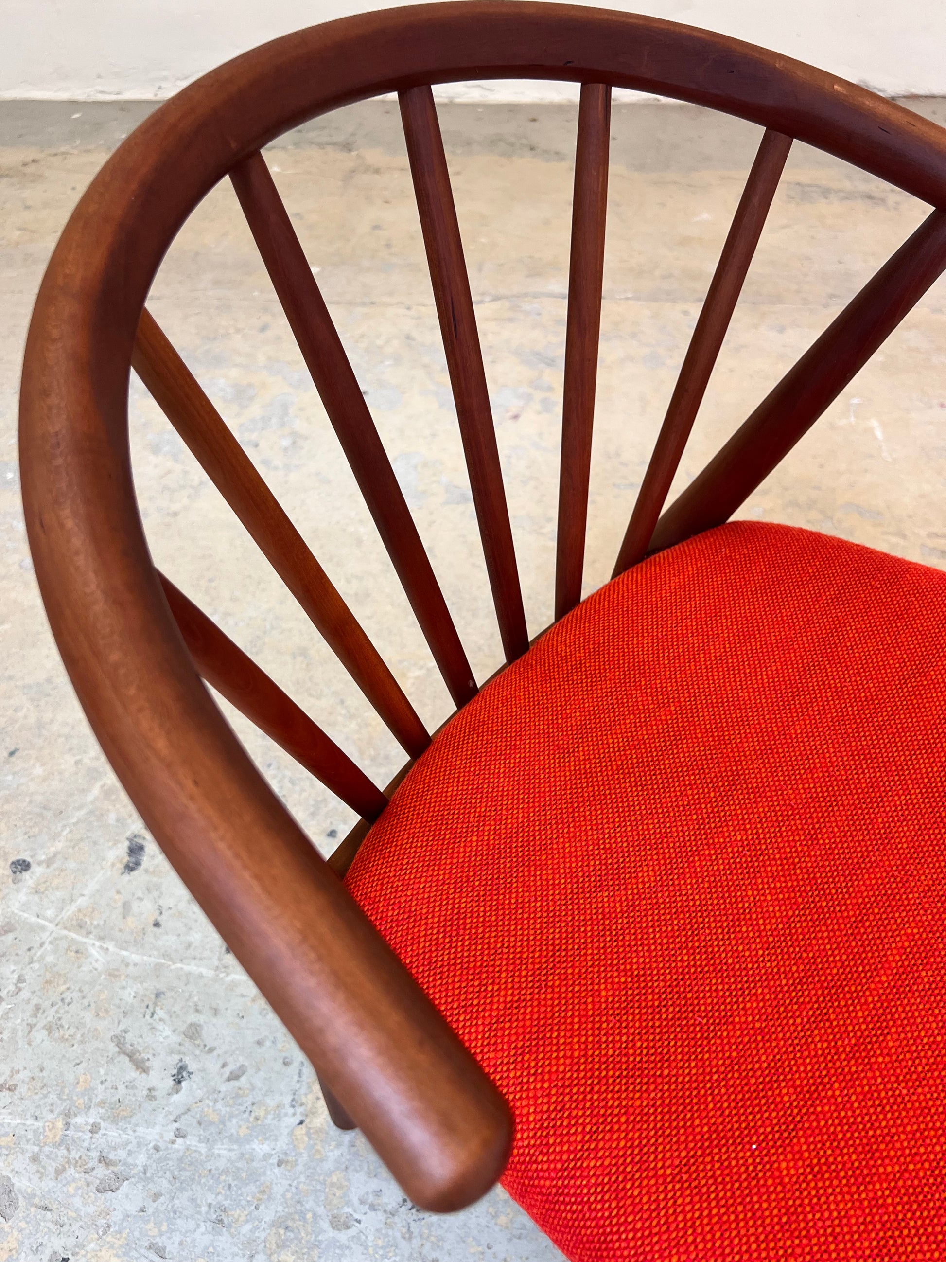 Armlehnstuhl Teak mit orangem Polster von J. L. Møllers Møbelfabrik