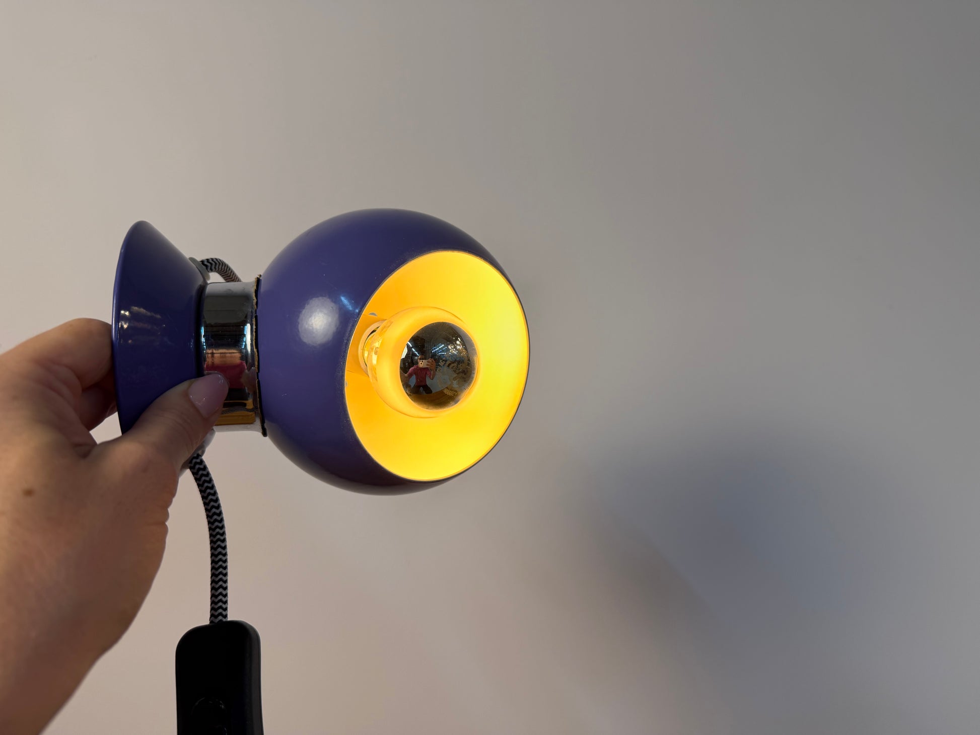 Kugellampe lila für Tisch oder Wand von Abo Randers