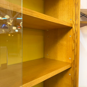 Vitrine Esche mit gelber Rückwand & neuen Hairpinlegs von Hellerau