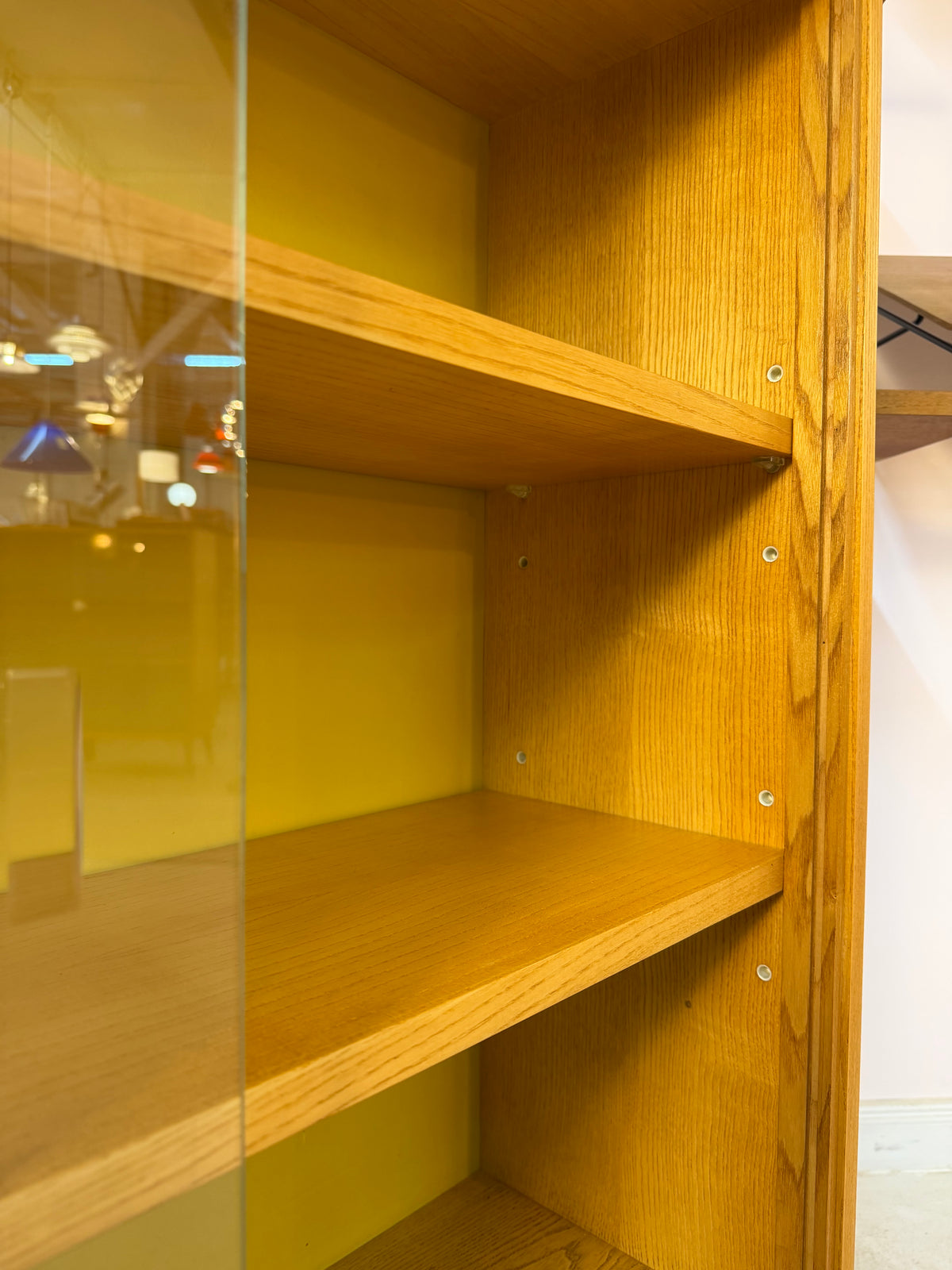 Vitrine Esche mit gelber Rückwand & neuen Hairpinlegs von Hellerau
