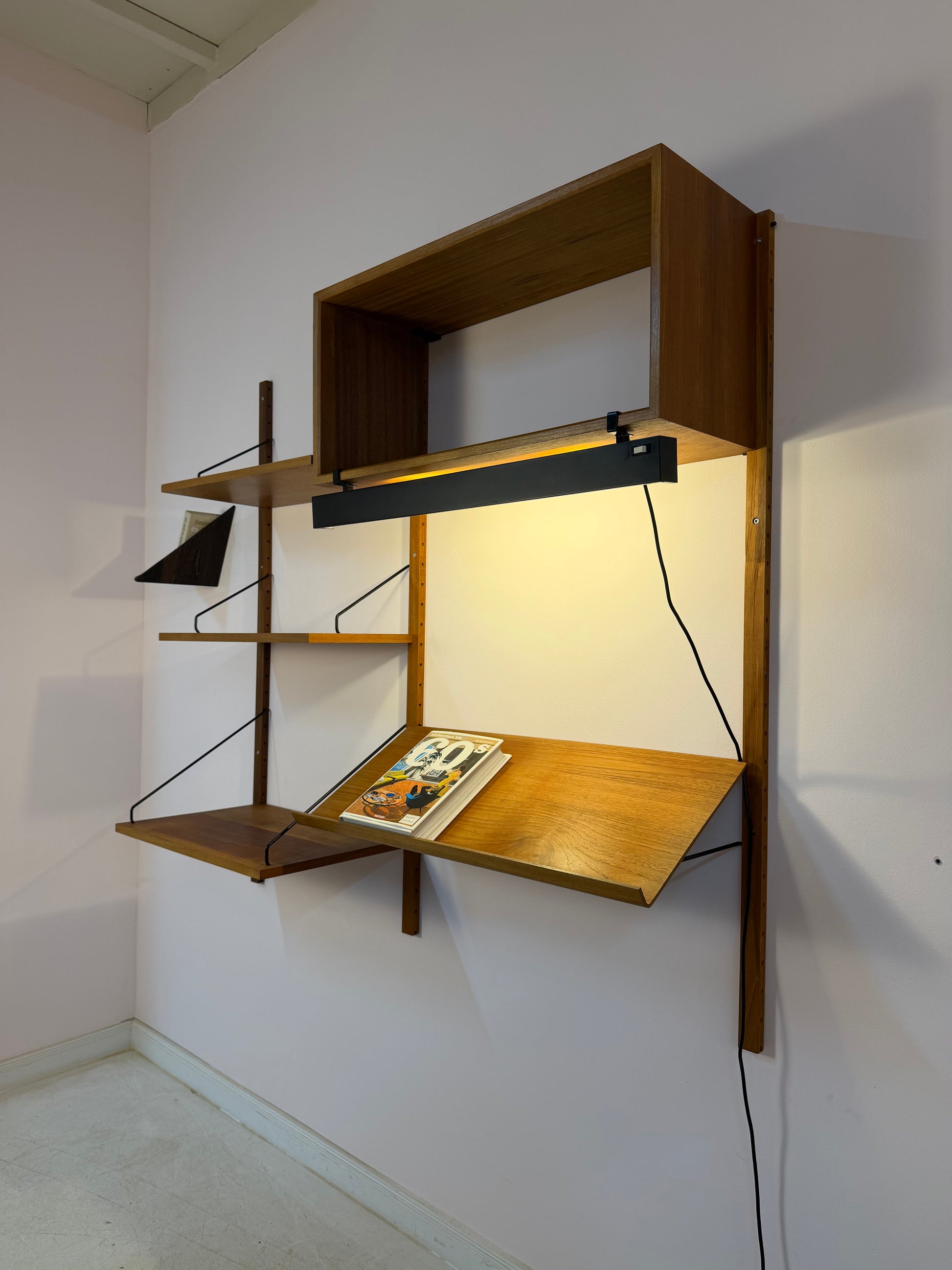 Wandregal Royal System Teak mit Lampe von Poul Cadovius