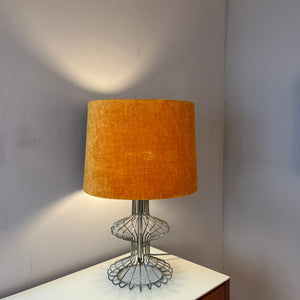 Tischlampe mit orangem Samtschirm