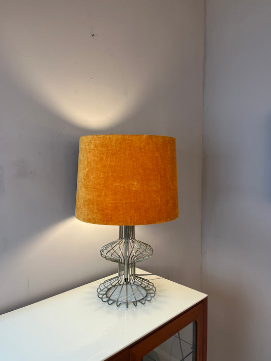Tischlampe mit orangem Samtschirm
