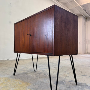 Kommode Teak auf Hairpinlegs aus Dänemark