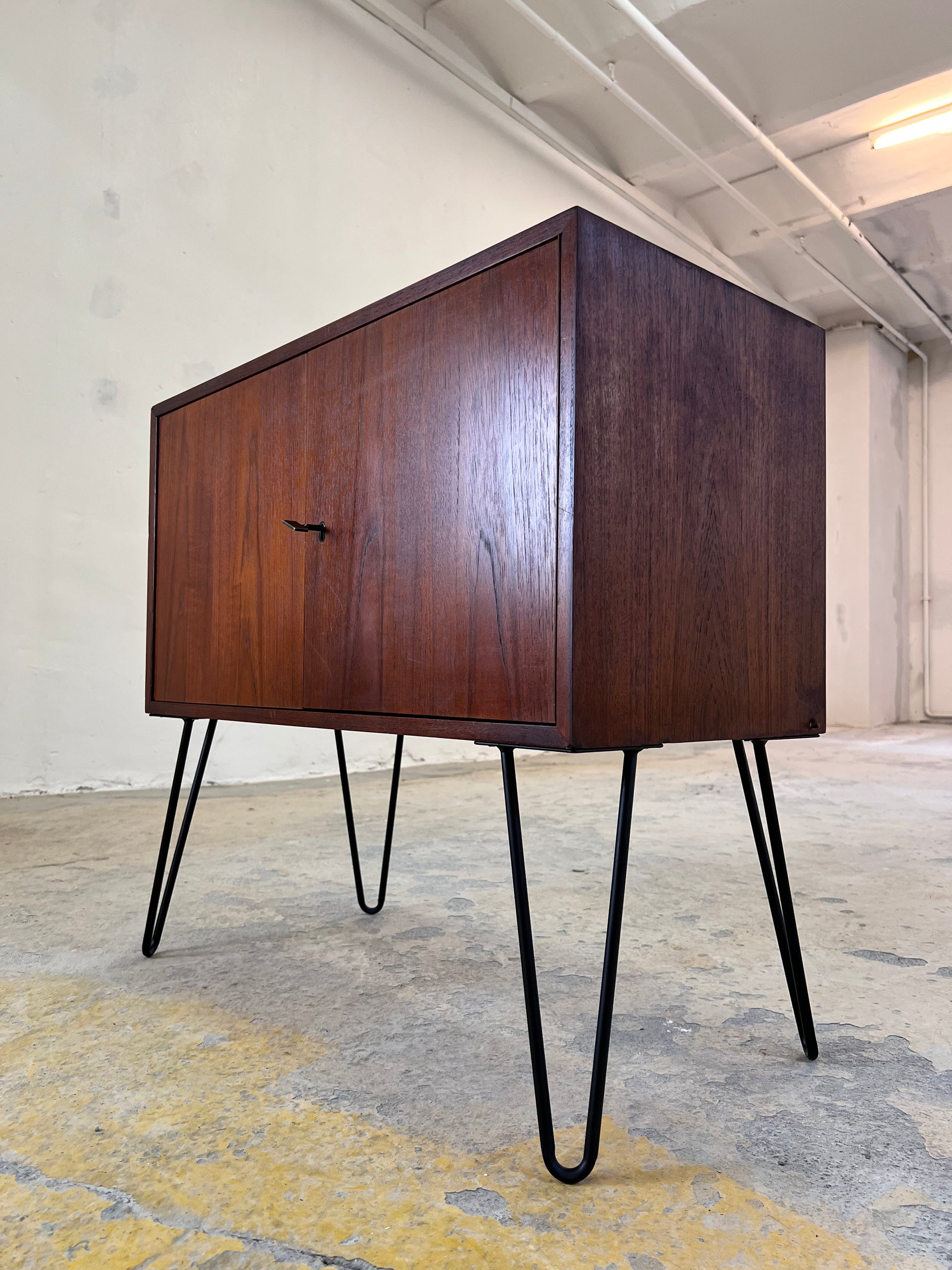 Kommode Teak auf Hairpinlegs aus Dänemark