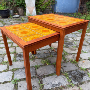 Set: 2 Satztische Teak & gelbe Fliesen aus Dänemark