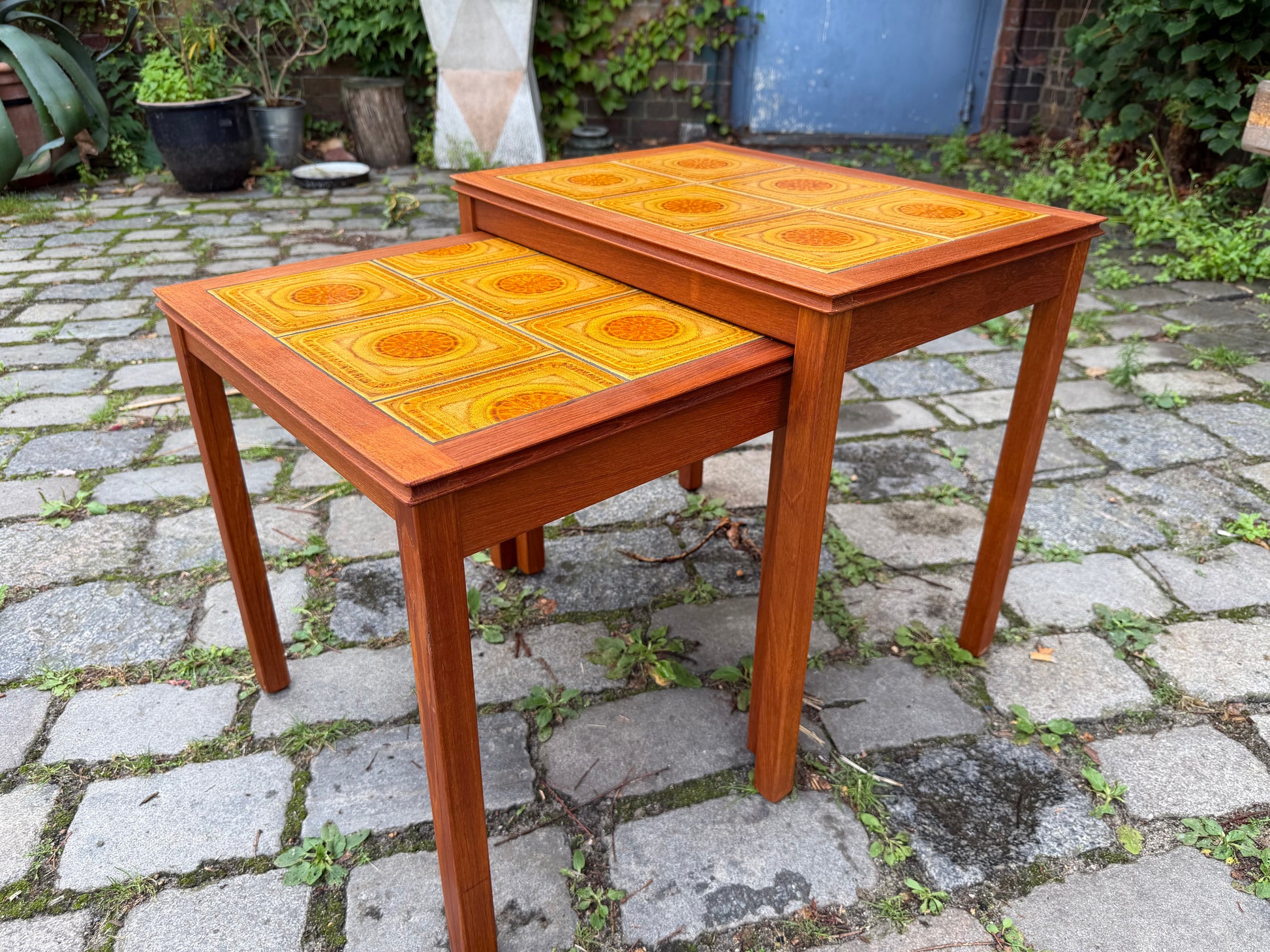 Set: 2 Satztische Teak & gelbe Fliesen aus Dänemark