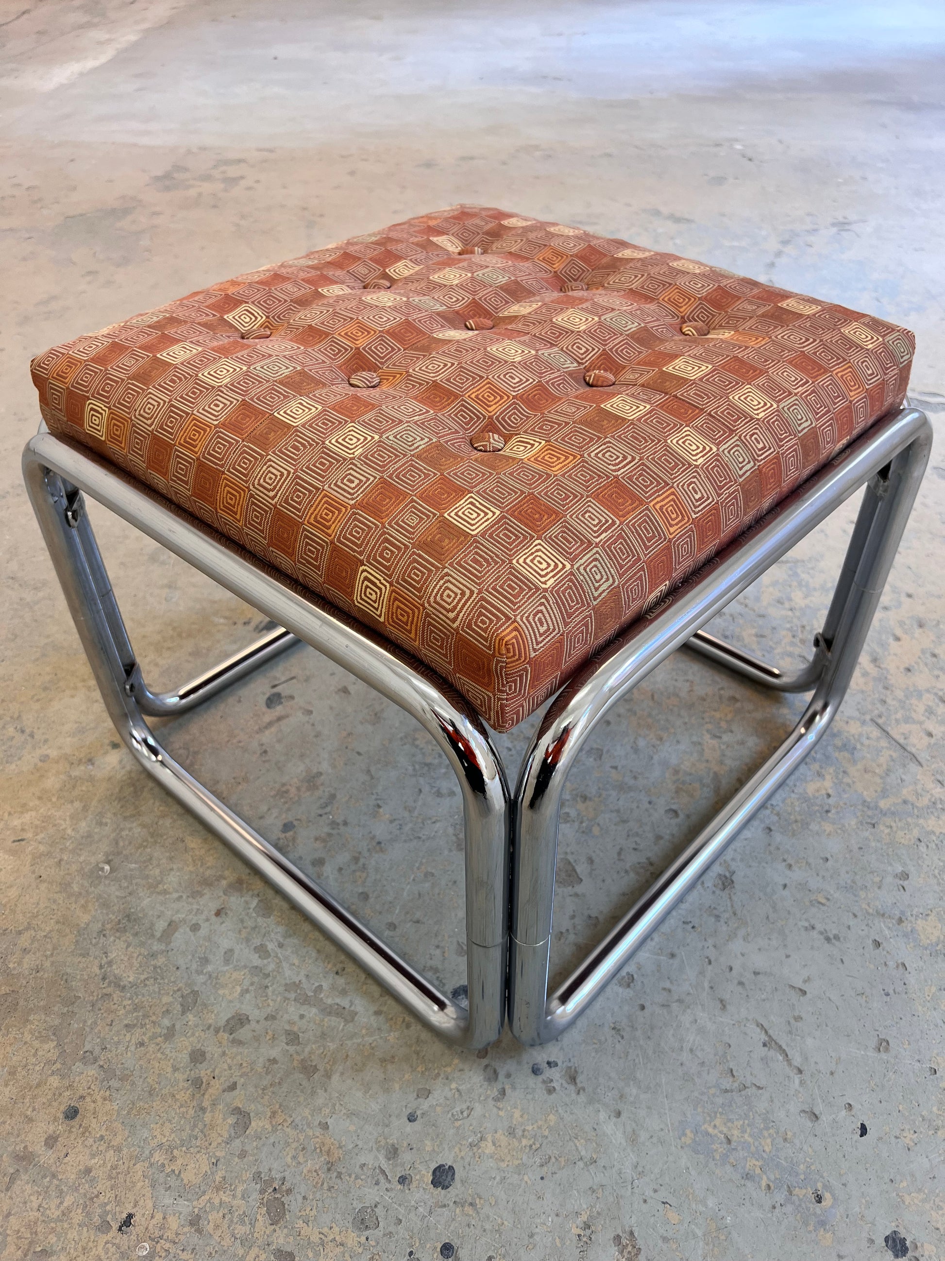 Hocker Chrom mit orange braunem Polster