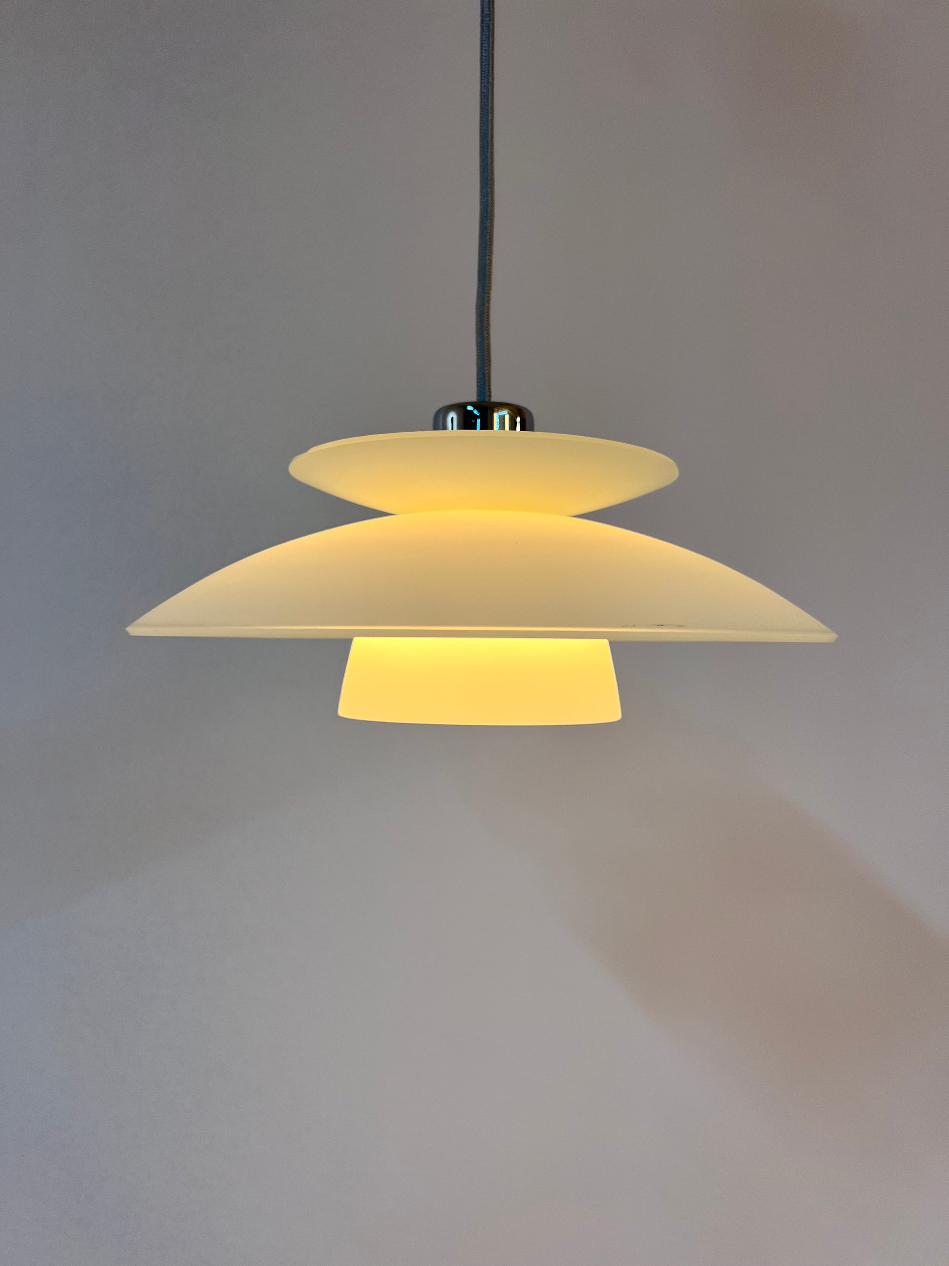 Lamellenlampe Milchglas Chrom aus Dänemark