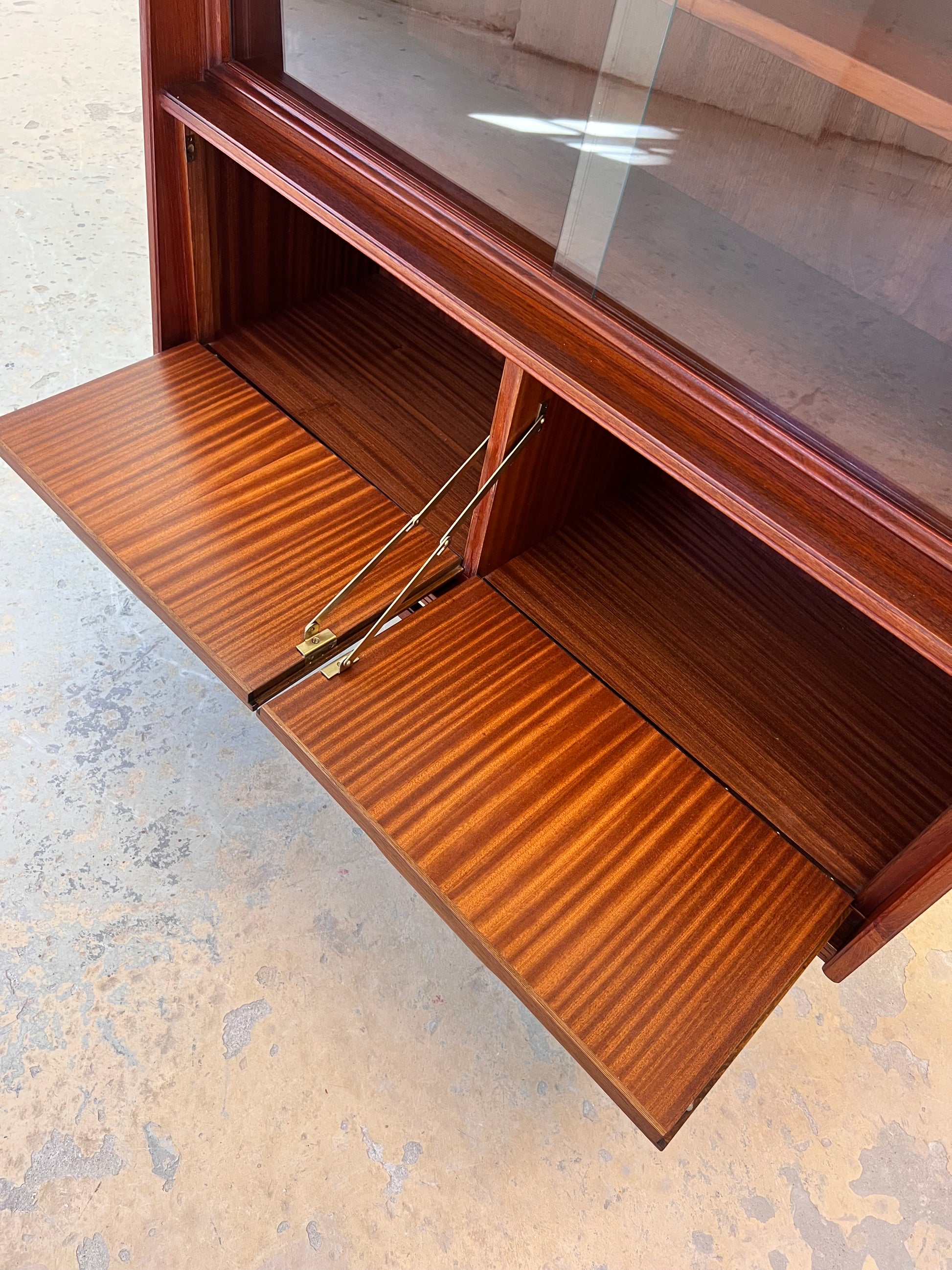 Vitrine Teak mit Klappfächern aus Deutschland