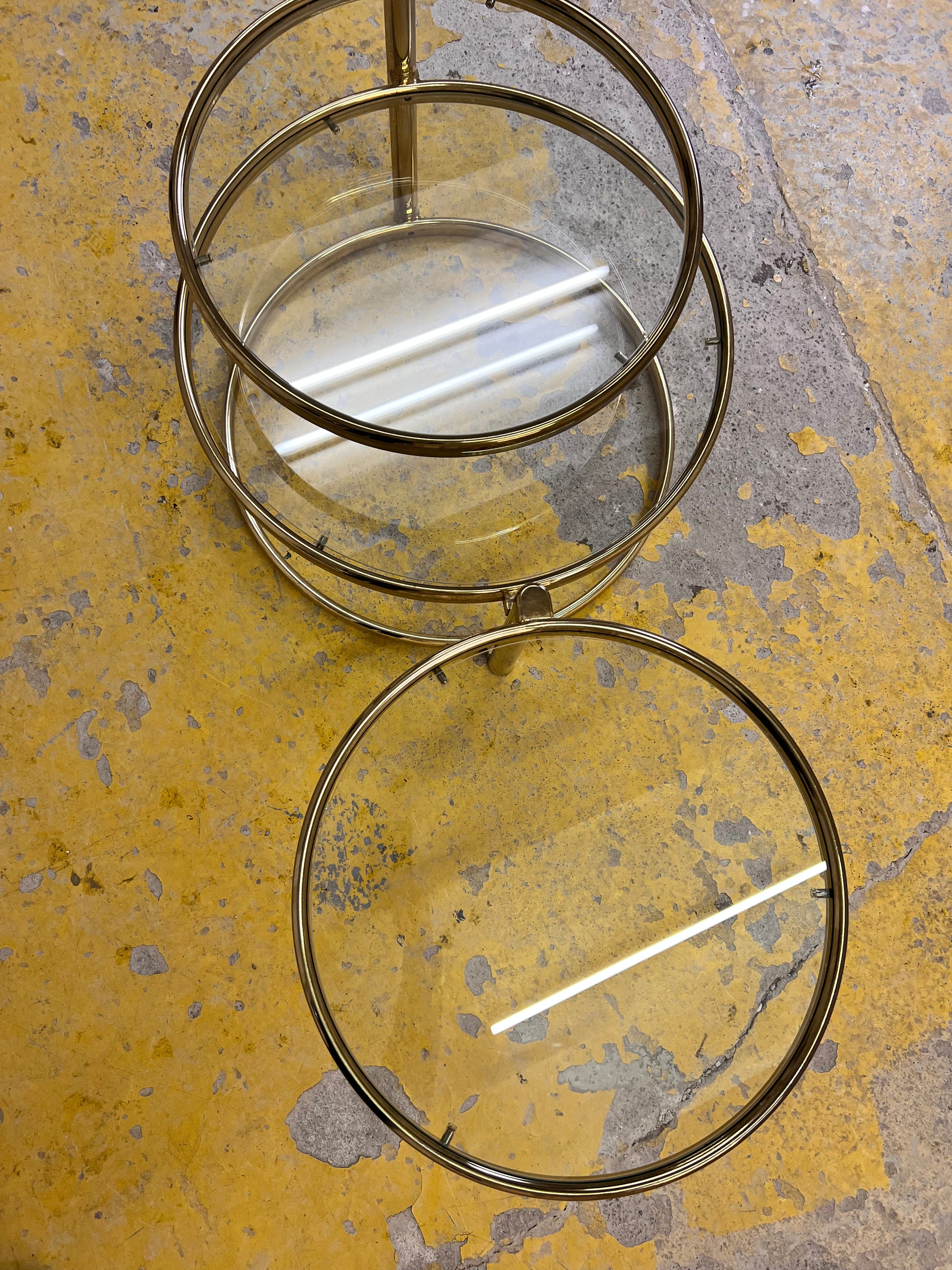 Runder Couchtisch Messing Glas mit drehbaren Tischplatten