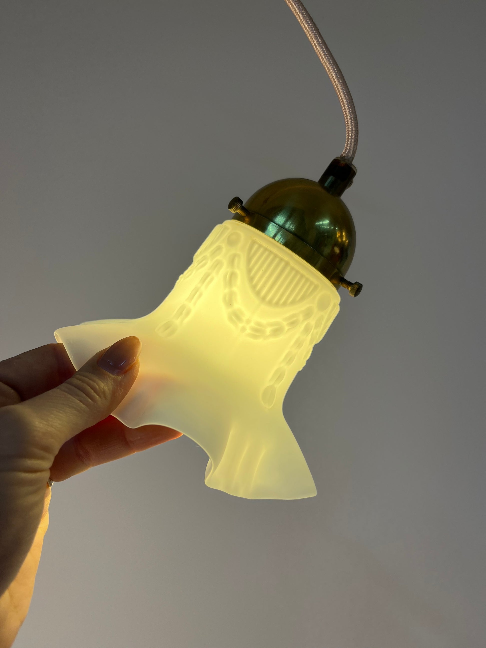 Blumenlampe Milchglas Messing aus Dänemark