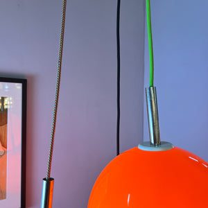 Große Kugellampe orange Kunststoff mit Chromstab