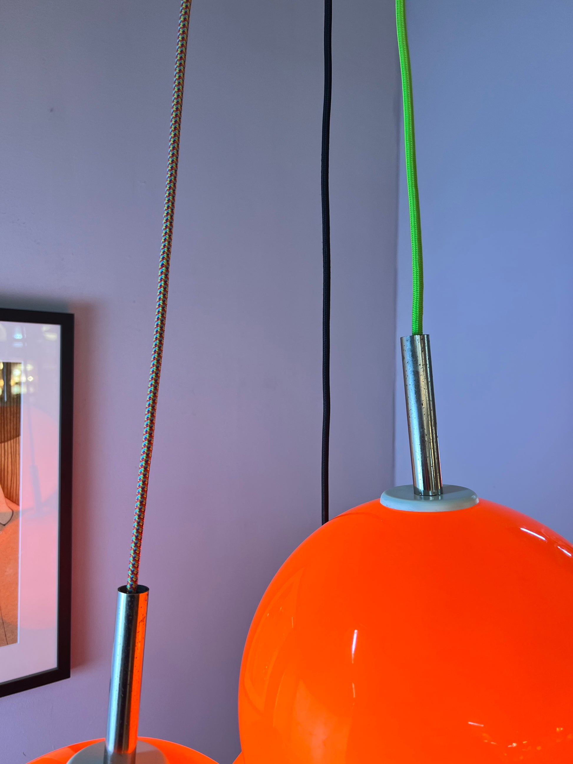 Große Kugellampe orange Kunststoff mit Chromstab