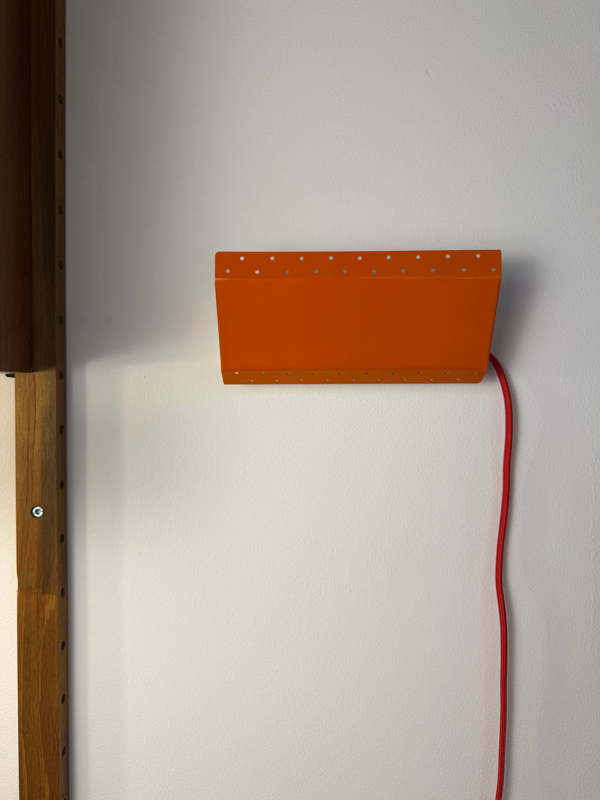Wandlampe E.S. Horn orange mit beweglichen Visier