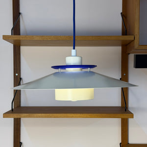 Lamellenlampe weiß mit blauem Akzentring aus Dänemark