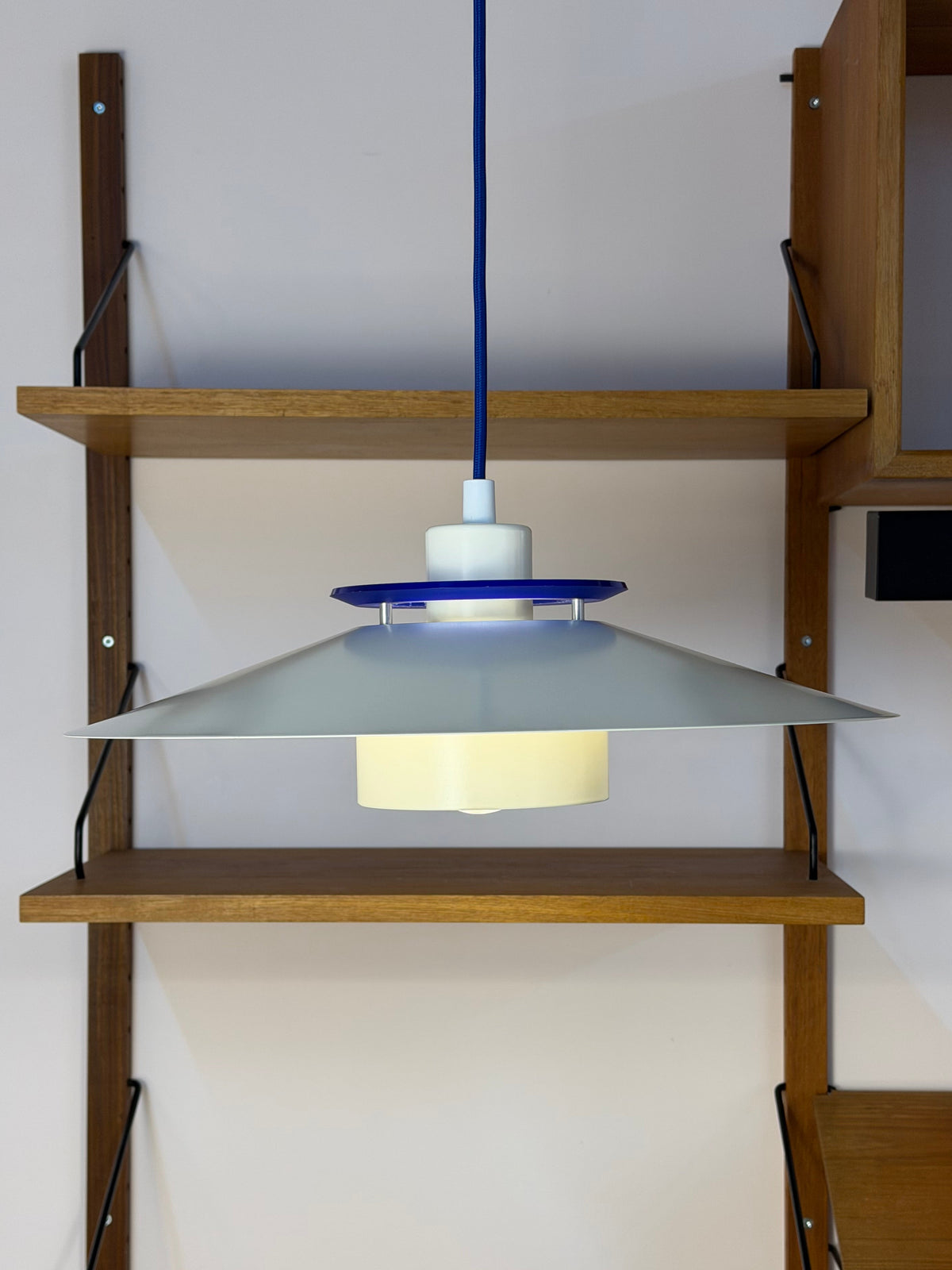 Lamellenlampe weiß mit blauem Akzentring aus Dänemark