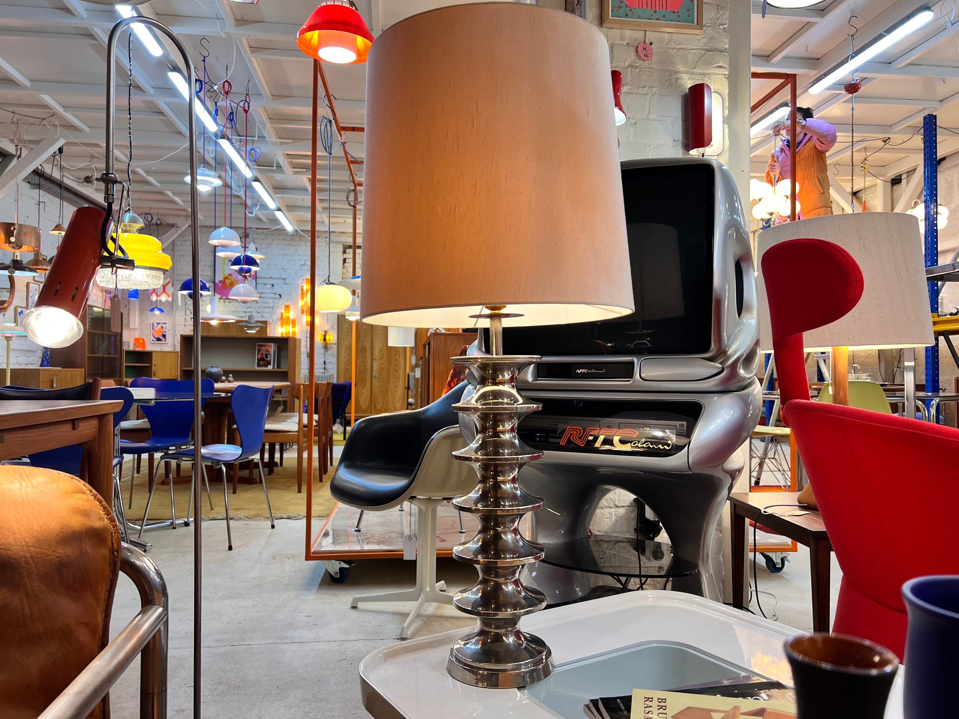 Space Age Tischlampe Metall mit Schirm aus Rohseide