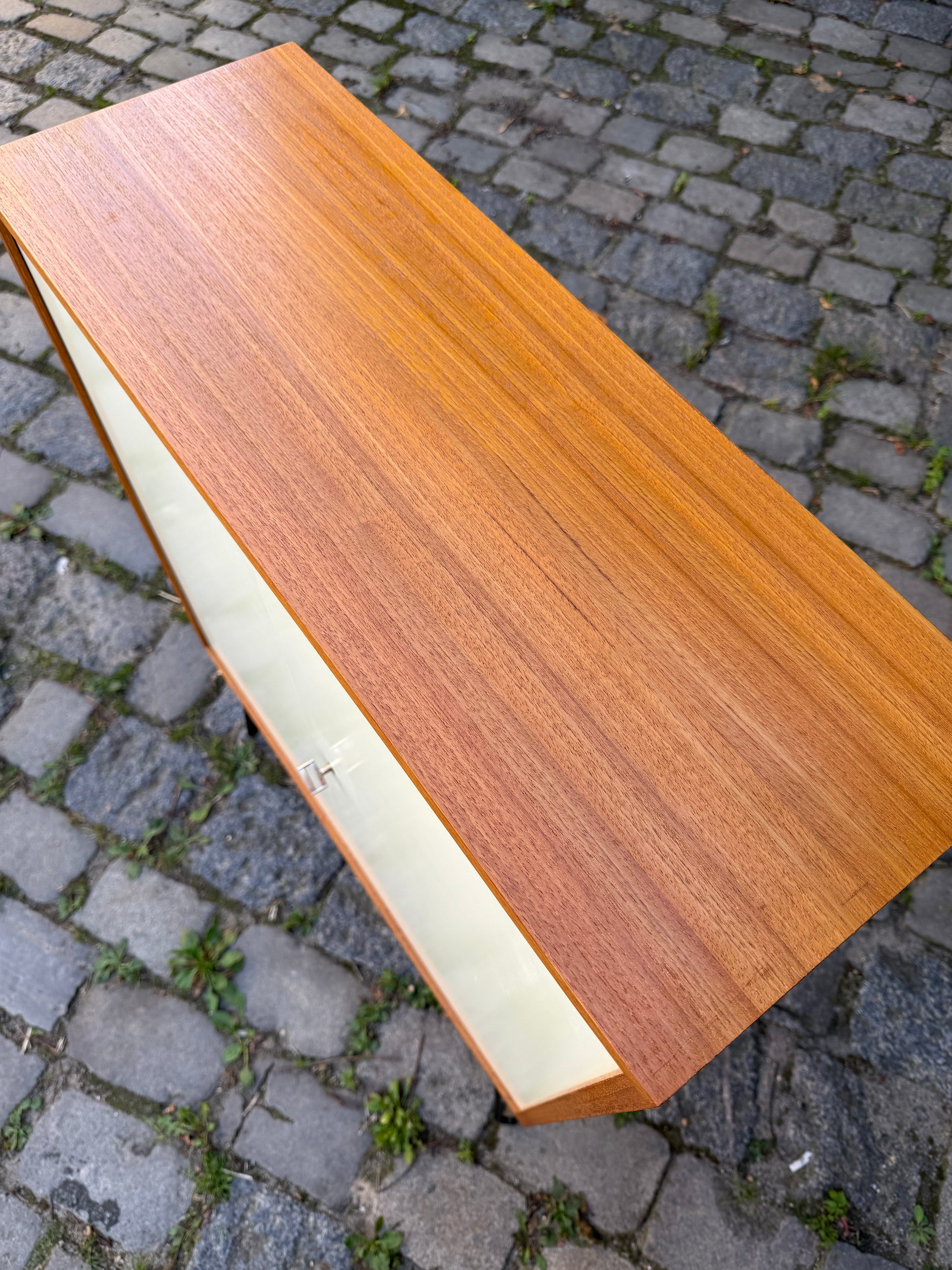 Schrank mit Schloss & neuen Hairpinlegs