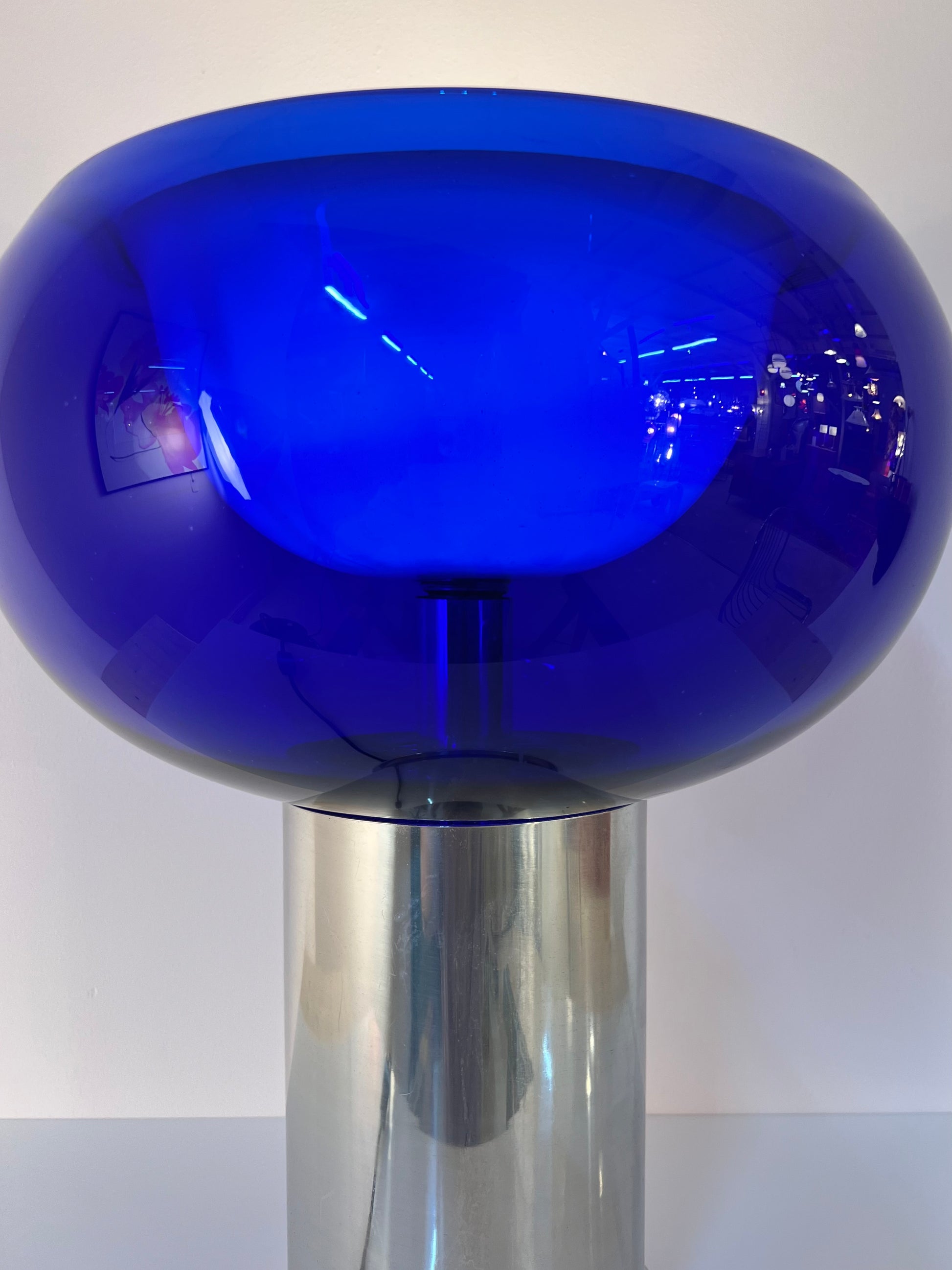 Tischlampe mit doppelwandigem Glasschirm königsblau von Doria