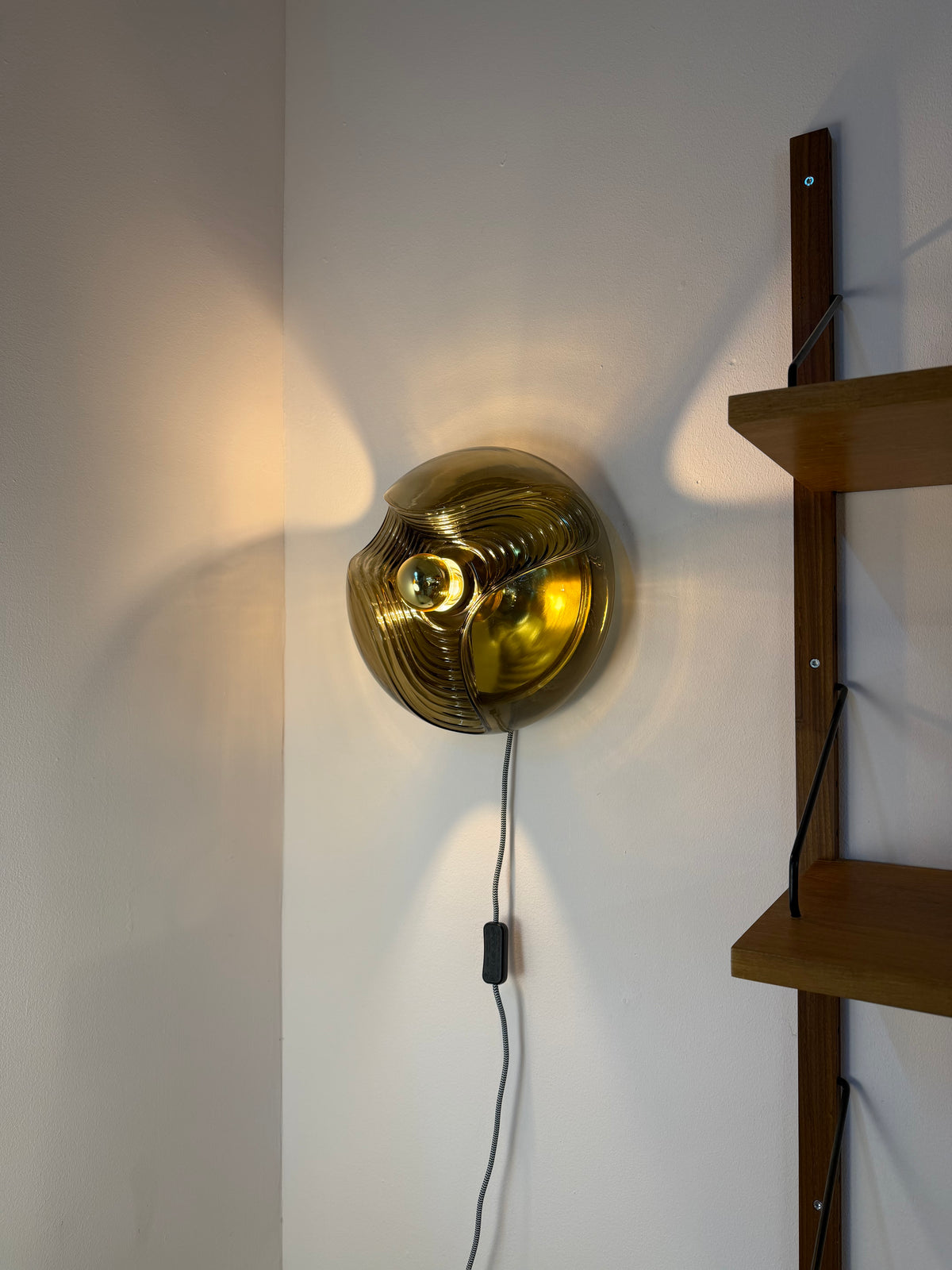 Große Wandlampe Futura Rauchglas Messing von Koch & Lowy für Peill & Putzler