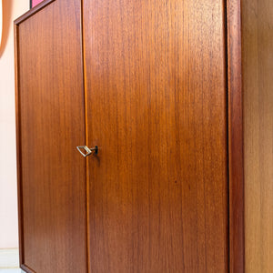 Schrank Teak mit Schloss & neuen Chromfüßen von Heinrich Riestenpatt