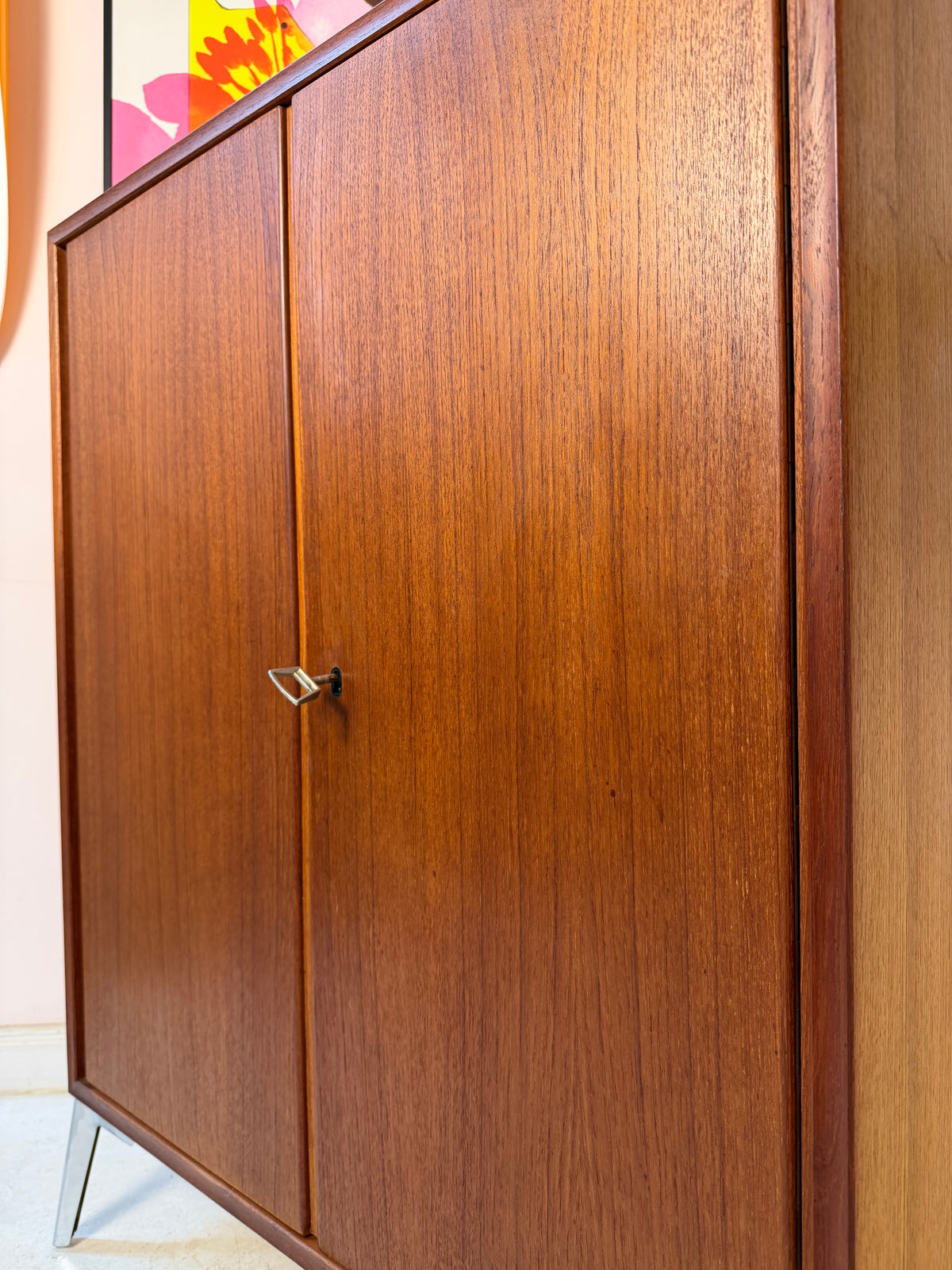 Schrank Teak mit Schloss & neuen Chromfüßen von Heinrich Riestenpatt