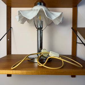 Tischlampe mit gewelltem Glasschirm & Chrom