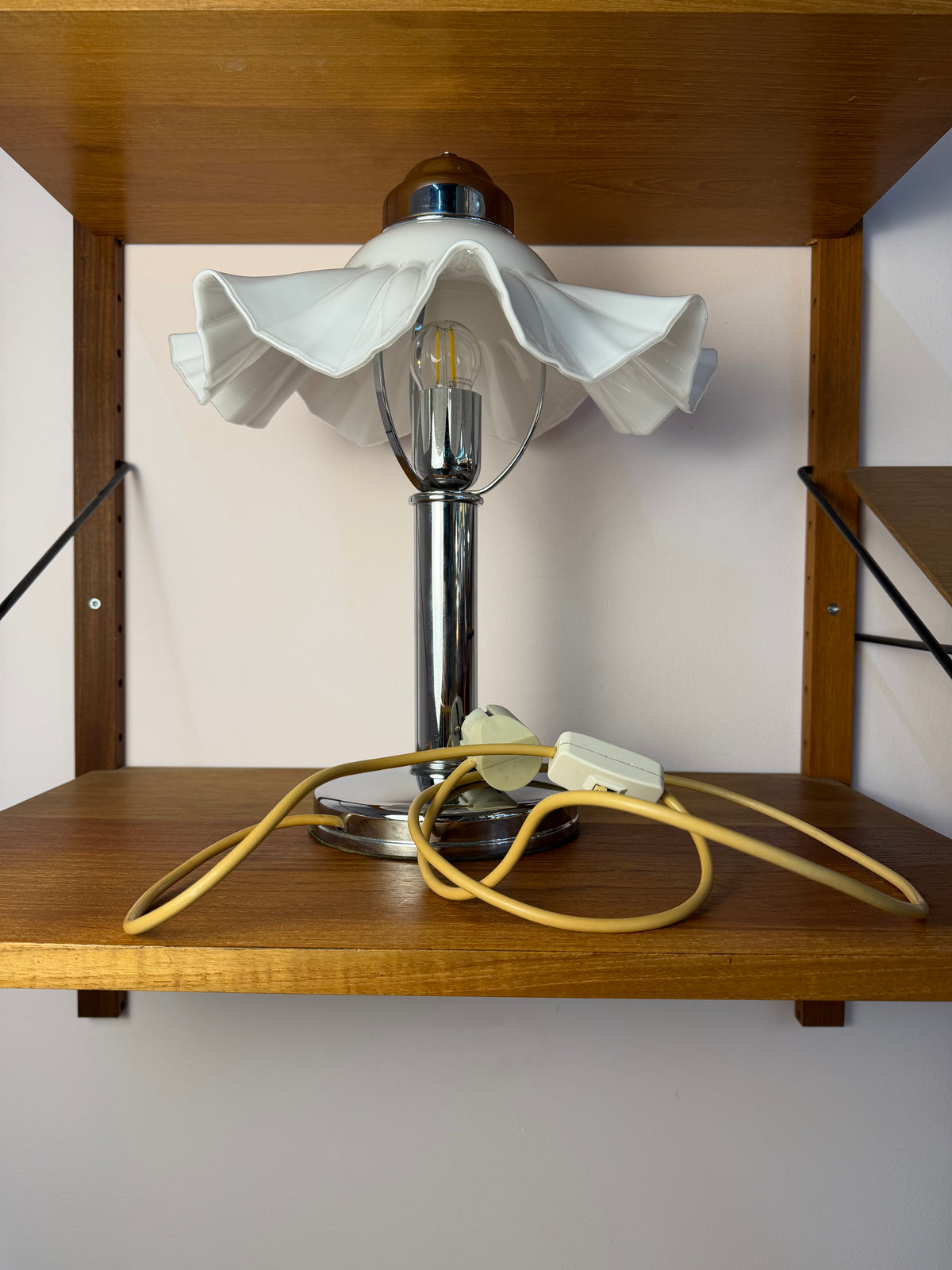 Tischlampe mit gewelltem Glasschirm & Chrom