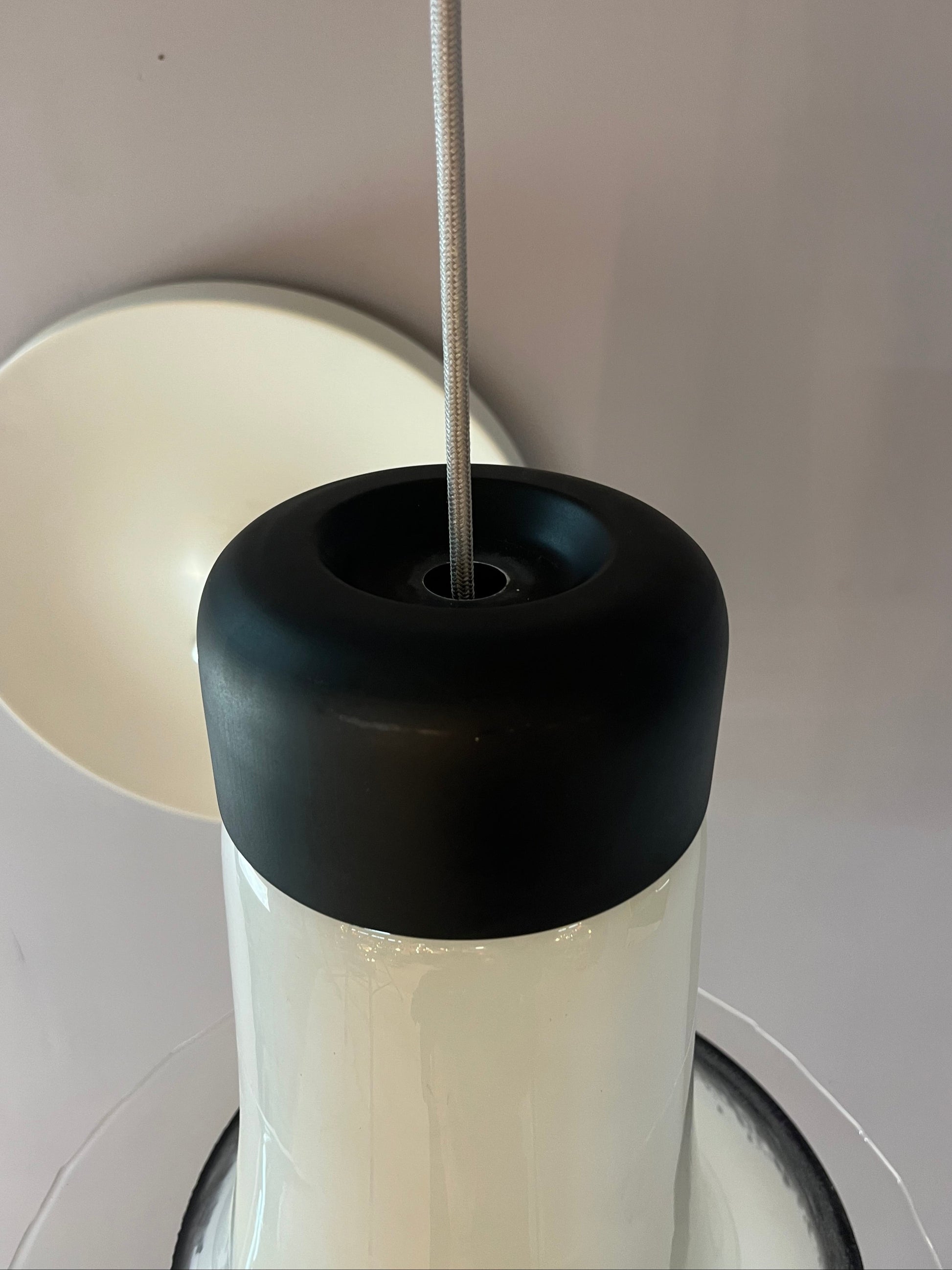 Trompetenlampe schwarz weiß Glas von Peill & Putzler