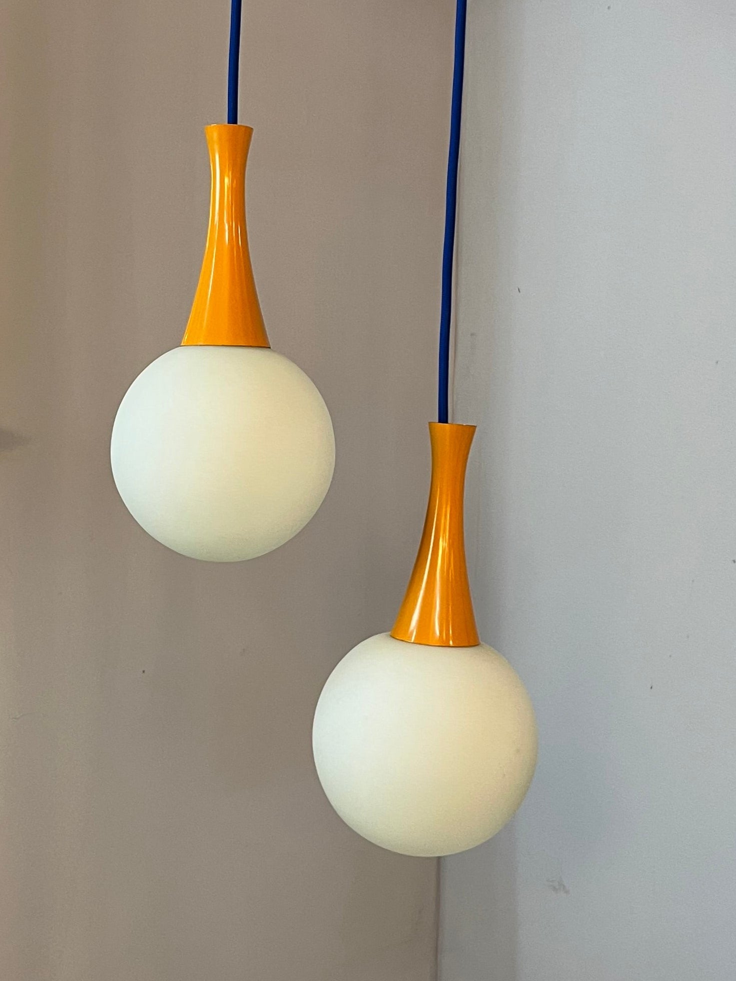 Kugellampe orange blau Opalglas von Richard Essig