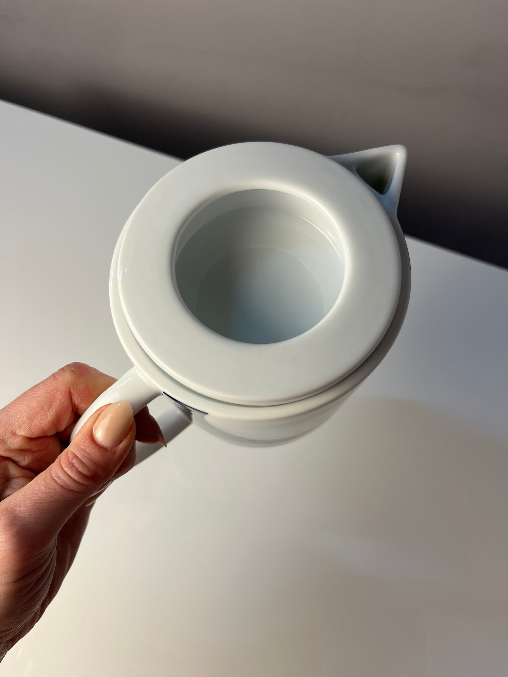 Teekanne dunkelblau weiß mit "Geometry 1" Print von Verner Panton für Menu