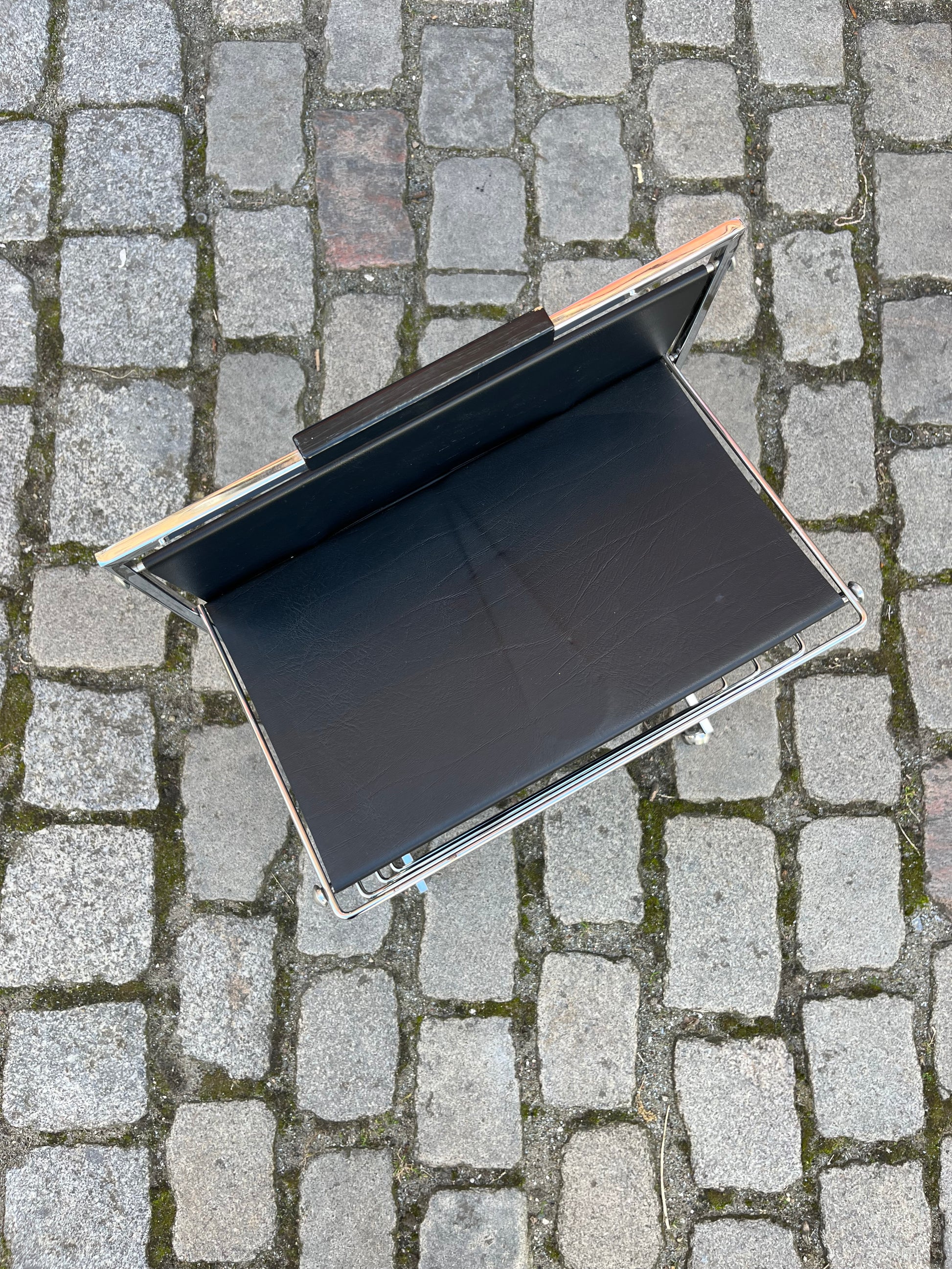 Zeitungsständer schwarz Chrom