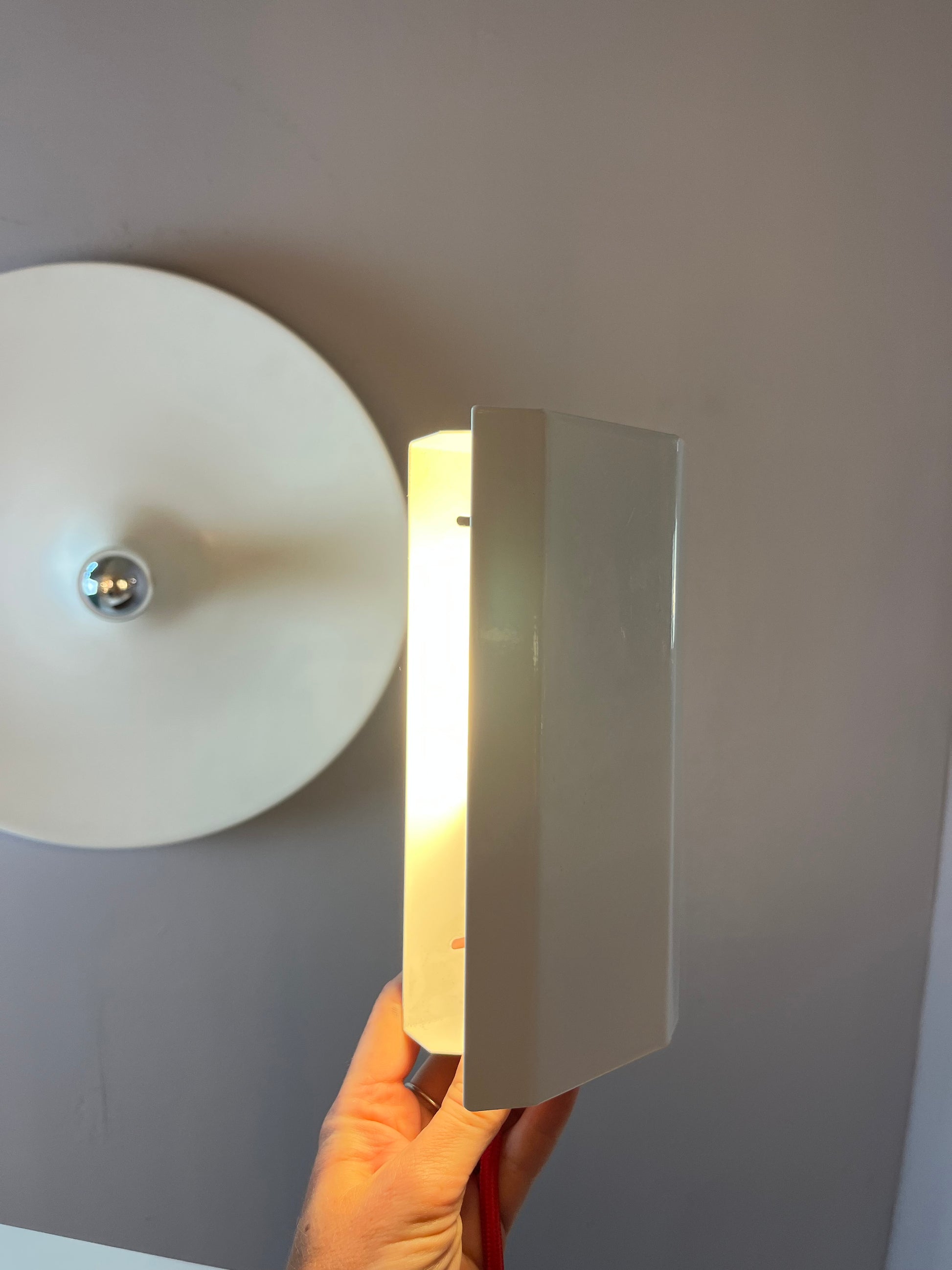 Wandlampe weiß Metall mit rotem Kabel