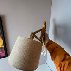 Scherenlampe beige Holz von Le Klint