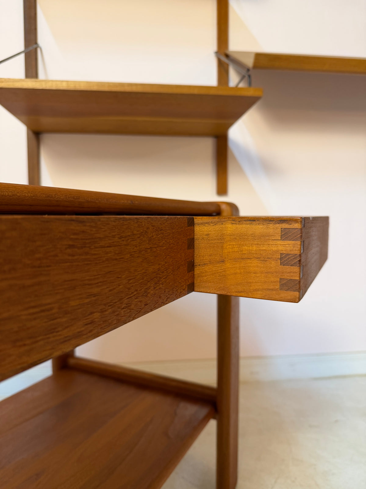 Beistelltisch Teak mit Schubladen & Ablage aus Dänemark