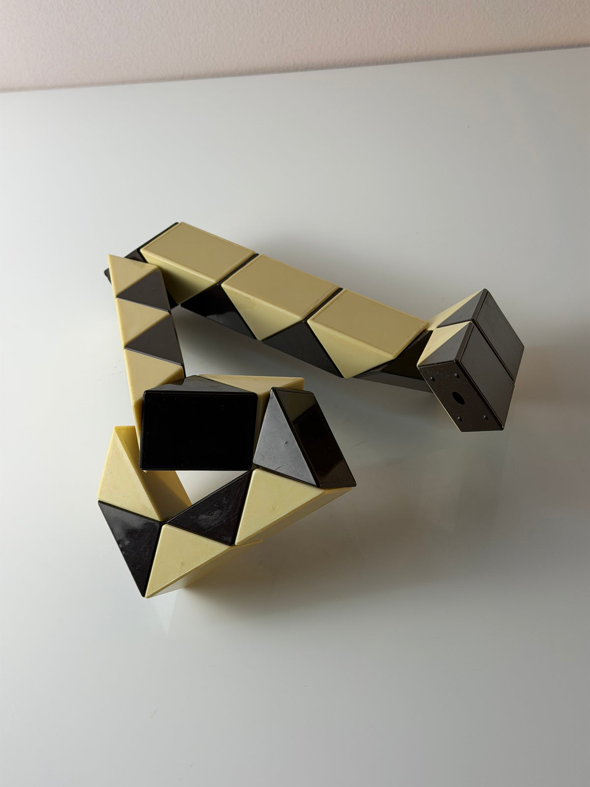 Original Rubik's Snake - Zauberschlange schwarz weiß