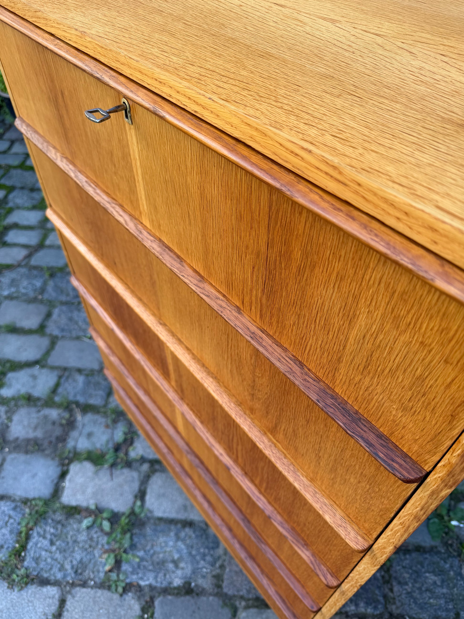 Tallboy Kommode Eiche mit Schloss aus Dänemark