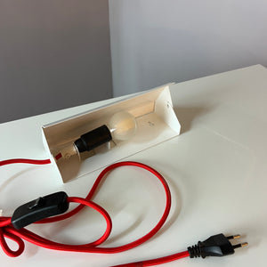 Wandlampe weiß Metall mit rotem Kabel