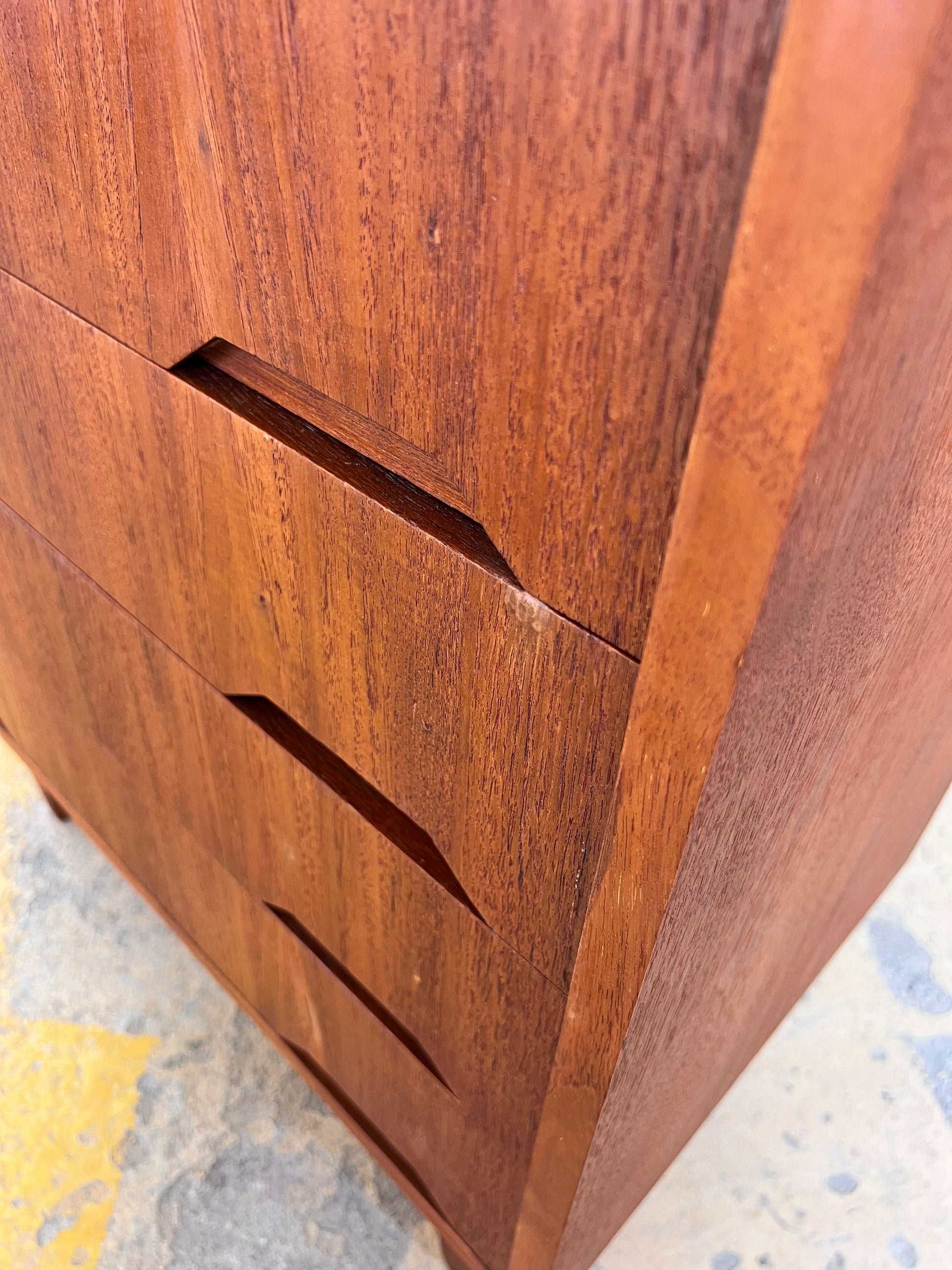 Kommode Teak mit eingelassenen Griffen aus Dänemark