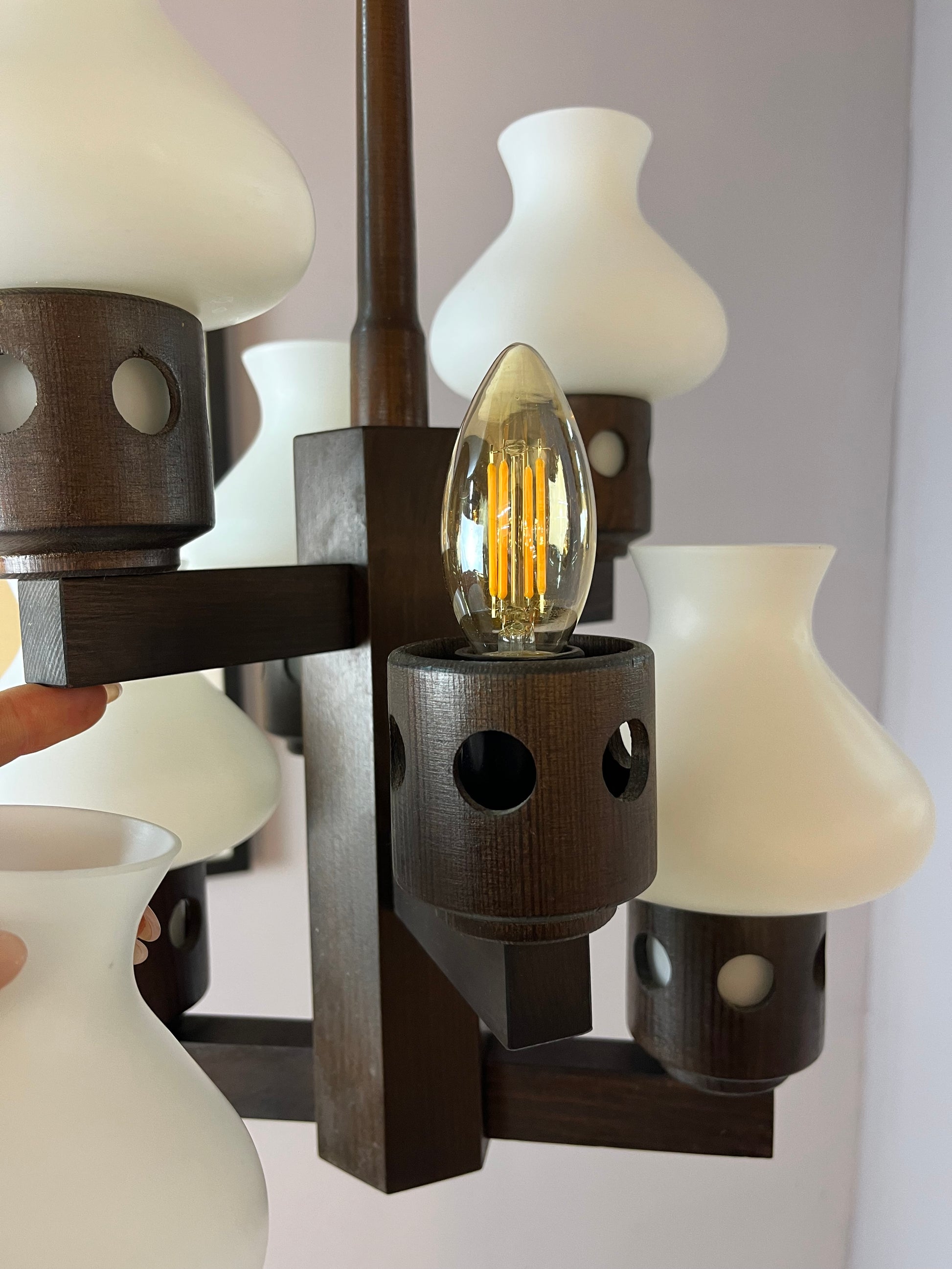 Kronleuchter dunkelbraun weiß Holz Opalglas von Vitrika